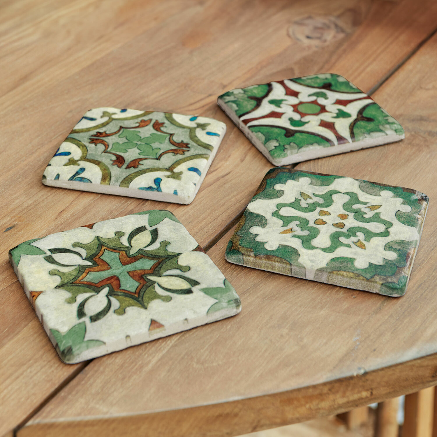 Podstawka, zestaw 4 szt. Angeot Ceramiczne podkładki z zielonym i brązowym wzorem na drewnianym stole, dekoracyjne akcesoria do domu