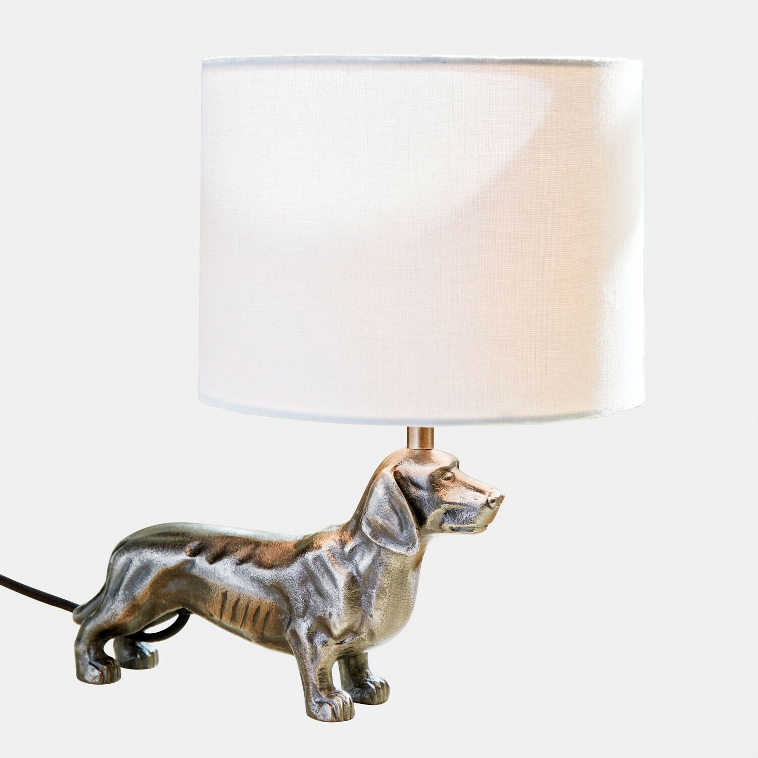 Lampka stołowa z białym abażurem i podstawą w kształcie psa jamnika w kolorze srebrnym