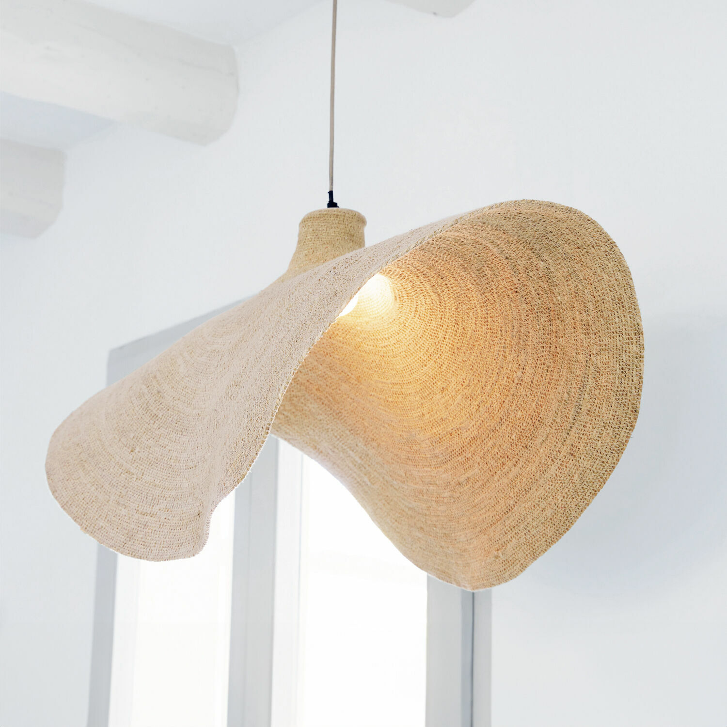 Lampa wisząca Thaon Wisząca lampa z naturalnego beżowego materiału o falistym kształcie do nowoczesnych wnętrz