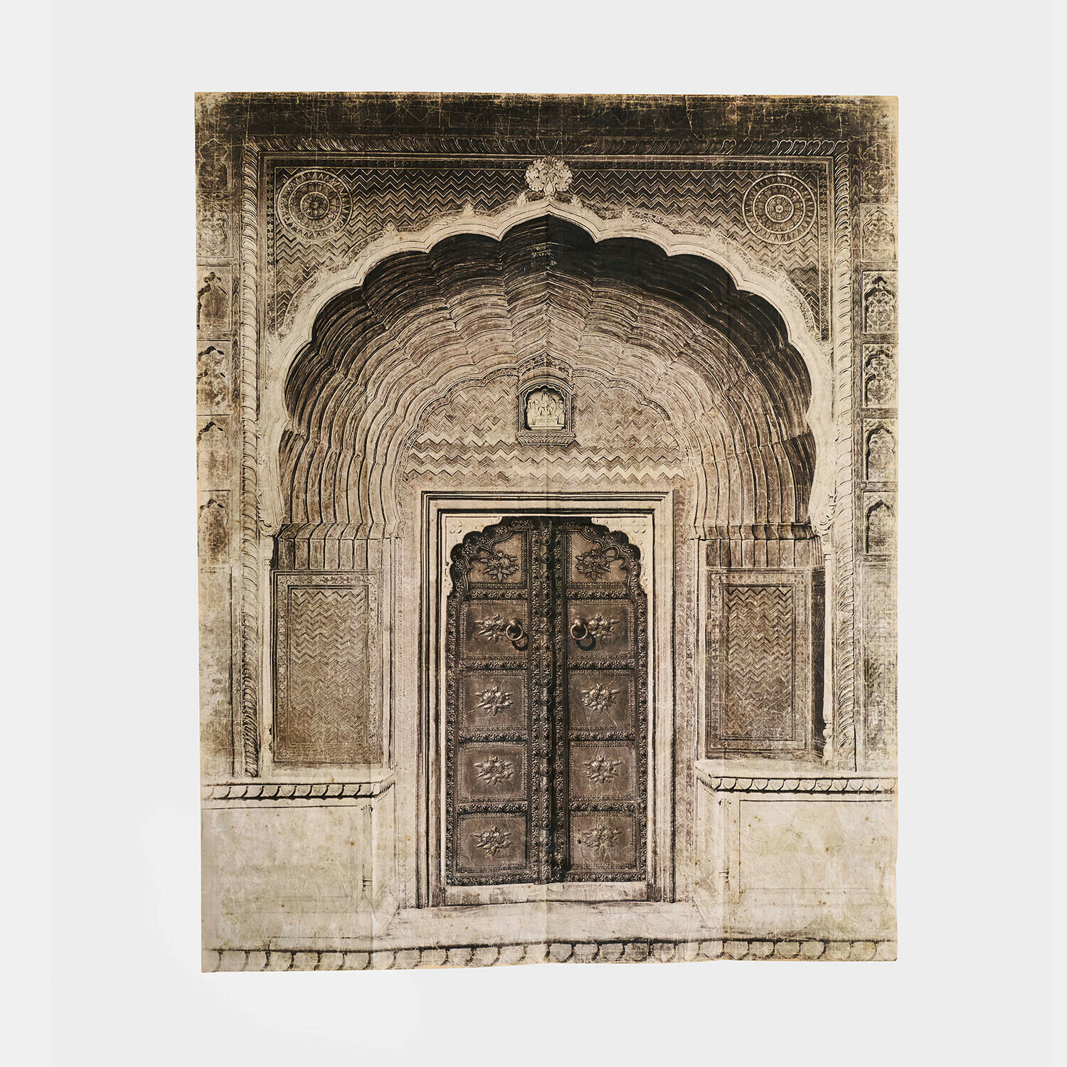 Dekoracyjny panel ścienny z motywem drzwi w stylu orientalnym w odcieniach beżu i brązu