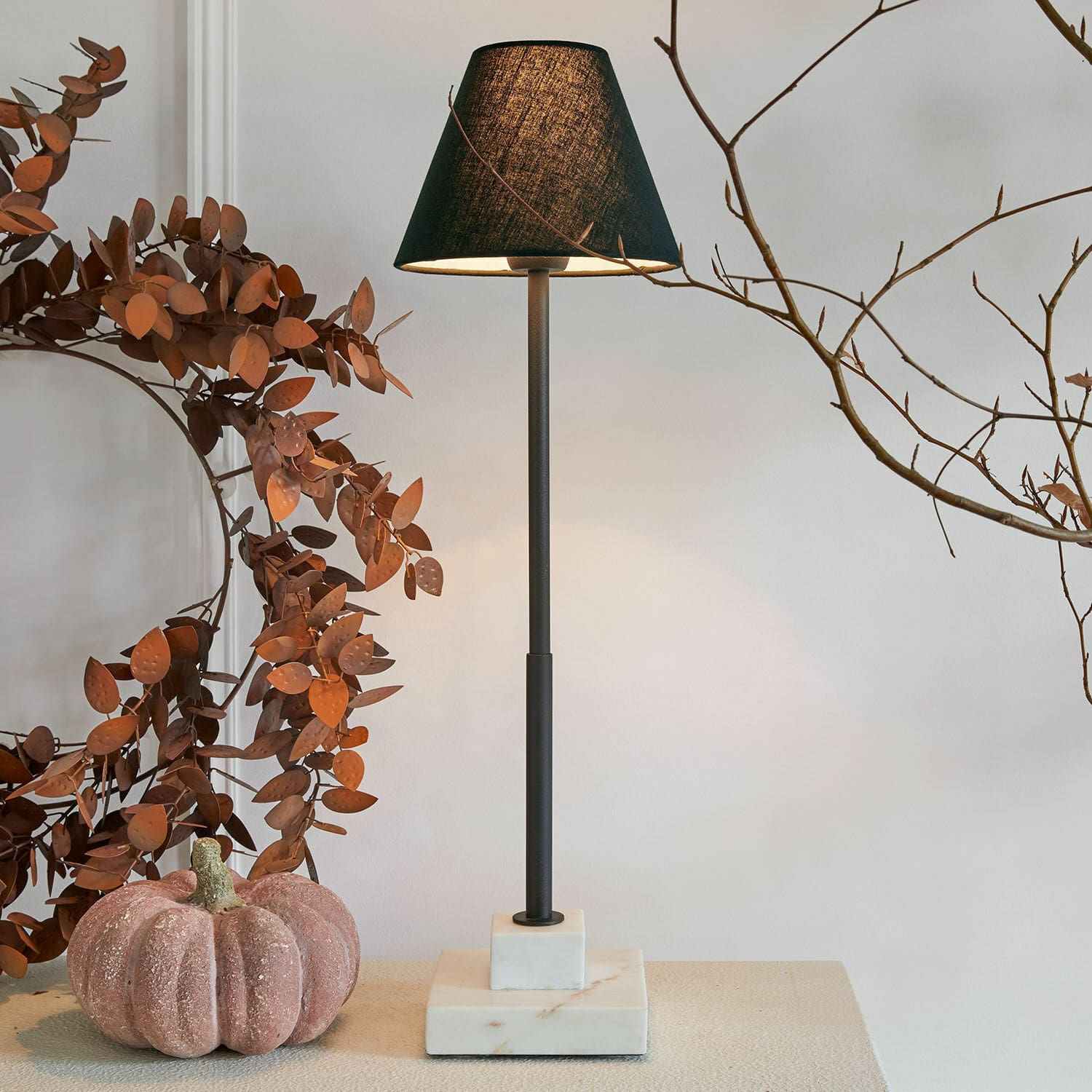 Lampa stołowa Orvienne Lampa stołowa z czarnym abażurem i marmurową podstawą, nowoczesny design do salonu