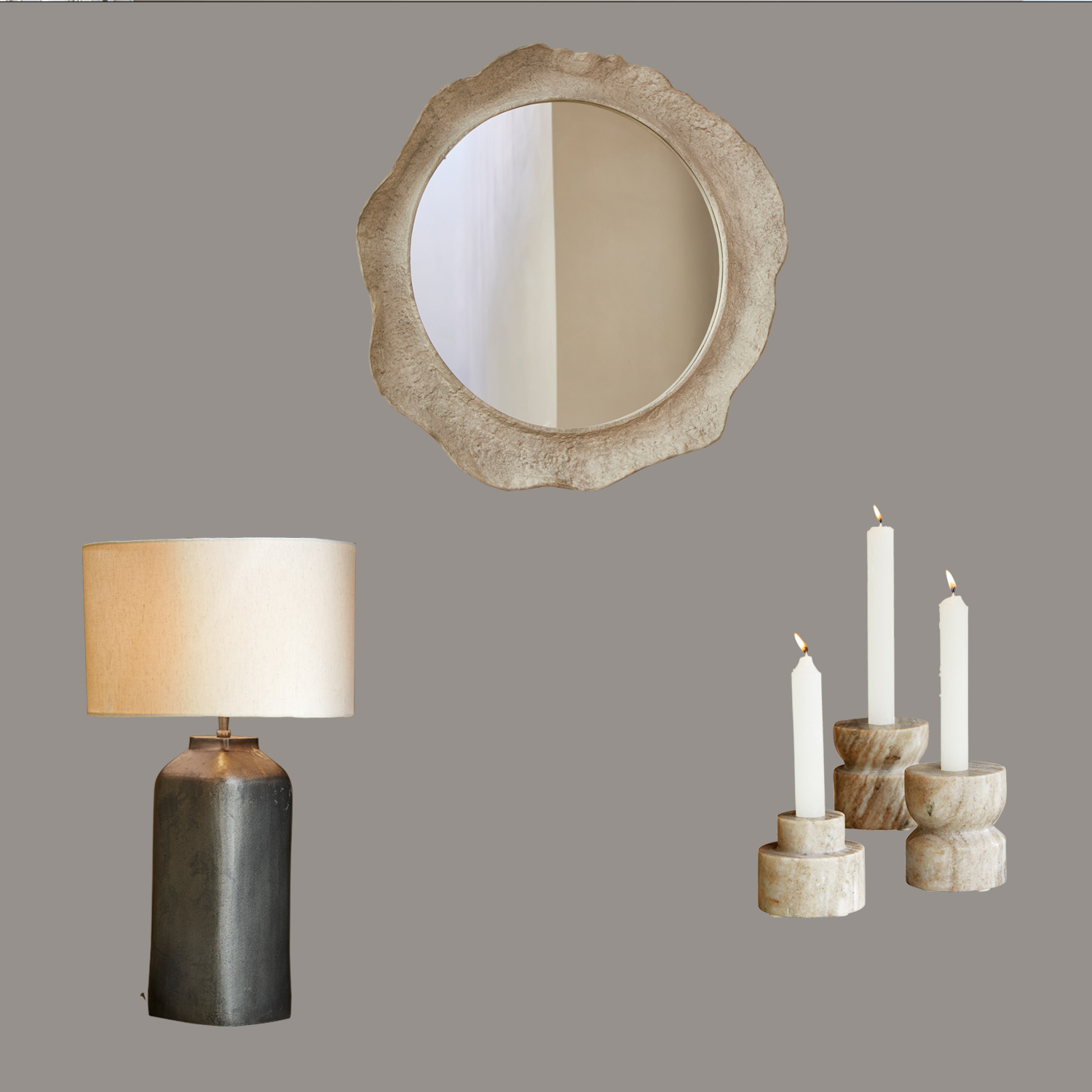 Lampa stołowa z czarną ceramiczną podstawą i beżowym abażurem oraz okrągłe lustro z ramą z kamienia i zestaw świeczników