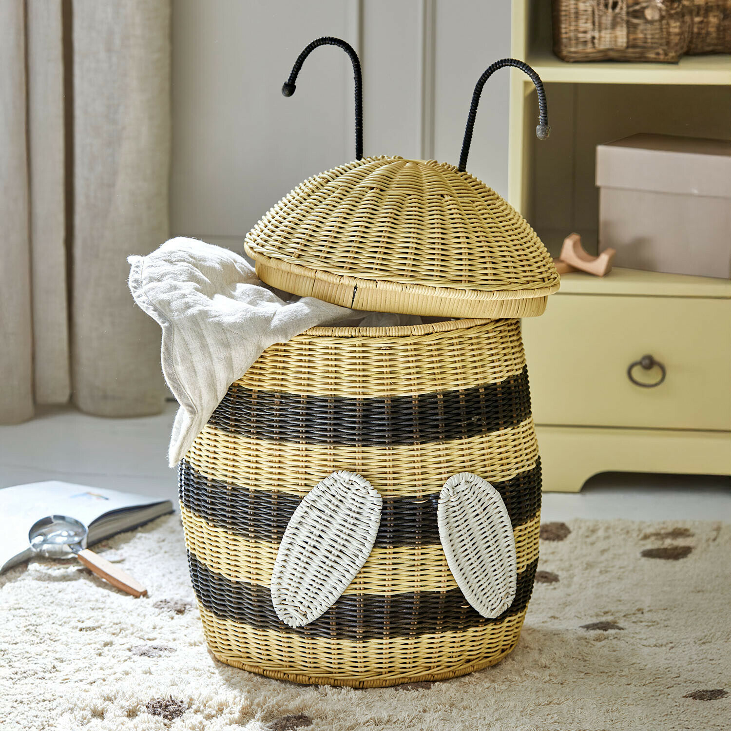 Kosz na pranie z rattanu w kształcie pszczoły w naturalnym i czarnym kolorze do przechowywania ubrań