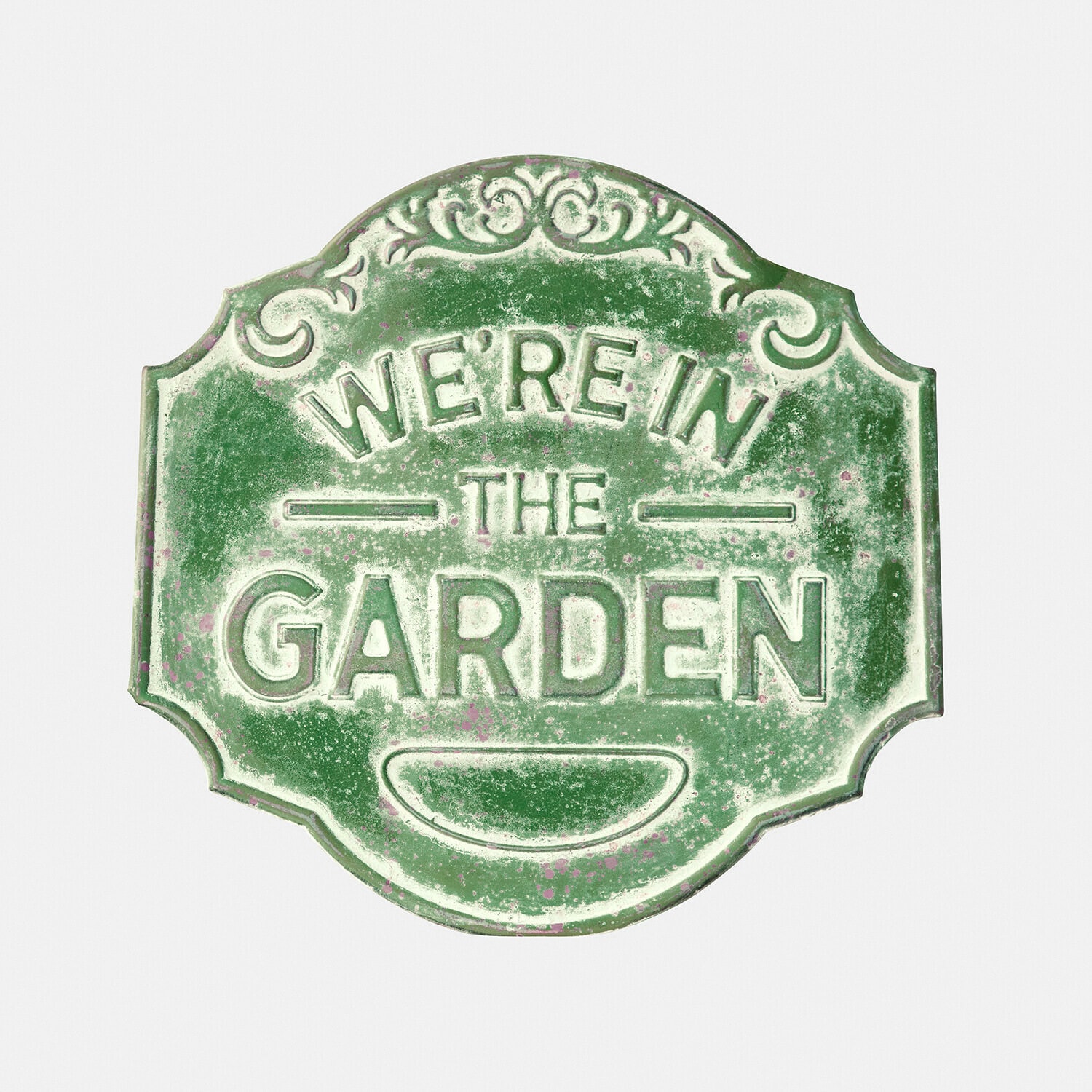 Tabliczka dekoracyjna Merrin Zielona metalowa tabliczka ogrodowa z napisem We're in the Garden i postarzaną powierzchnią