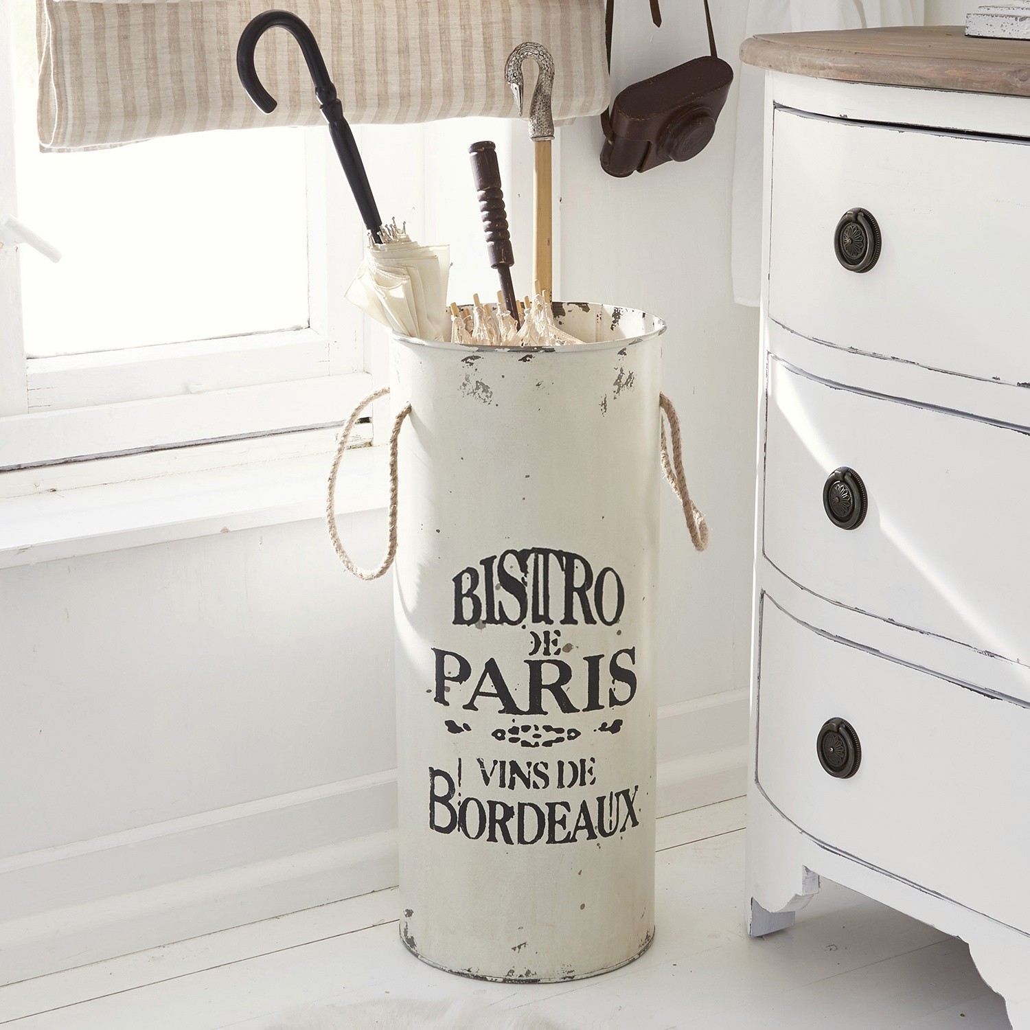 Stojak na parasole Bordeaux Metalowy biały stojak na parasole z napisem Bistro de Paris w stylu vintage do przedpokoju