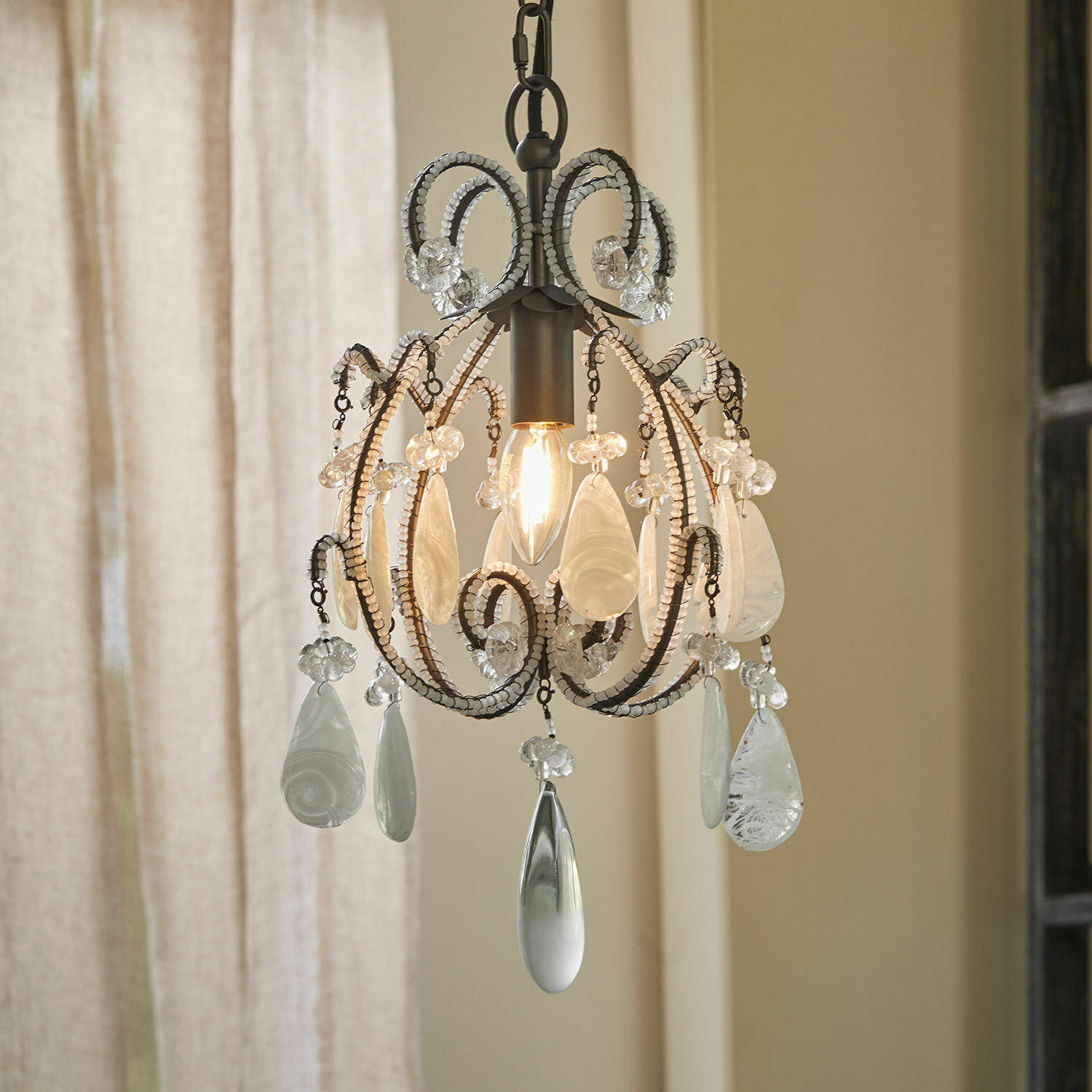 Lampa wisząca Calistron Wisząca lampa z metalowym stelażem i przezroczystymi szklanymi ozdobami w stylu vintage