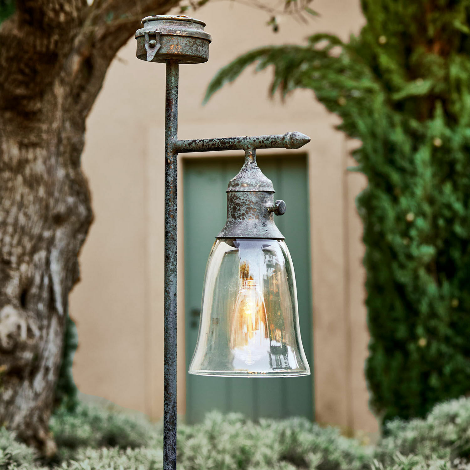 Latarnia solarna Kobina Zewnętrzna lampa ogrodowa z metalowym, postarzałym wykończeniem i przezroczystym kloszem ze szkła