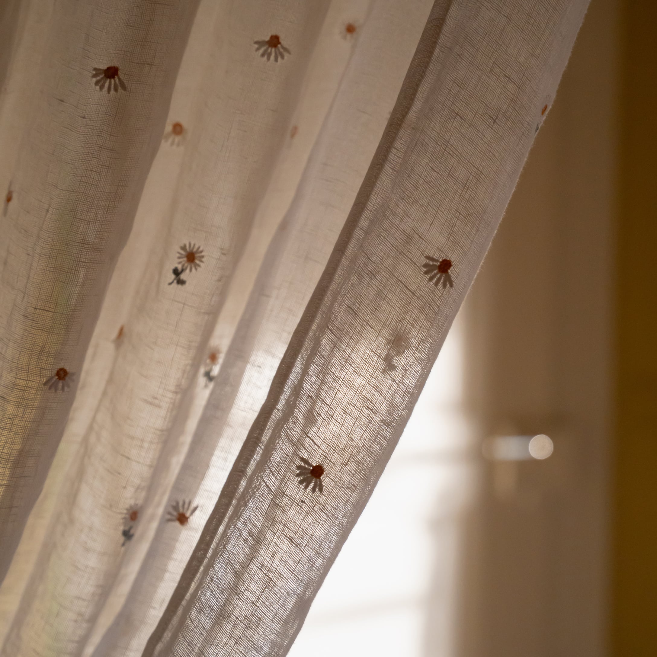 Przezroczysta biała zasłona z delikatnym haftem stokrotek, lekka tkanina do dekoracji okien