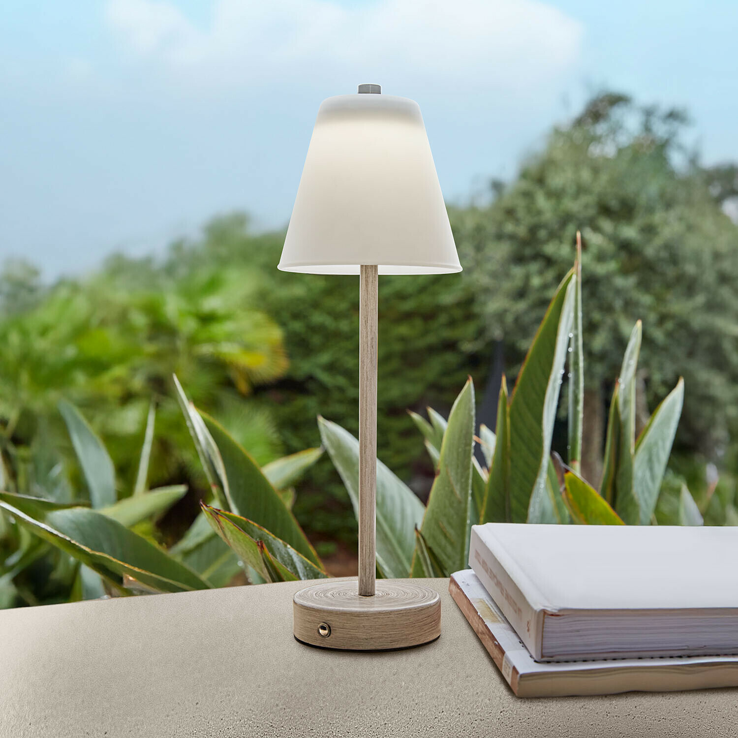 Lampa stołowa do ponownego ładowania Melari Lampka stołowa z jasnego drewna z białym abażurem, idealna do czytania i dekoracji wnętrz
