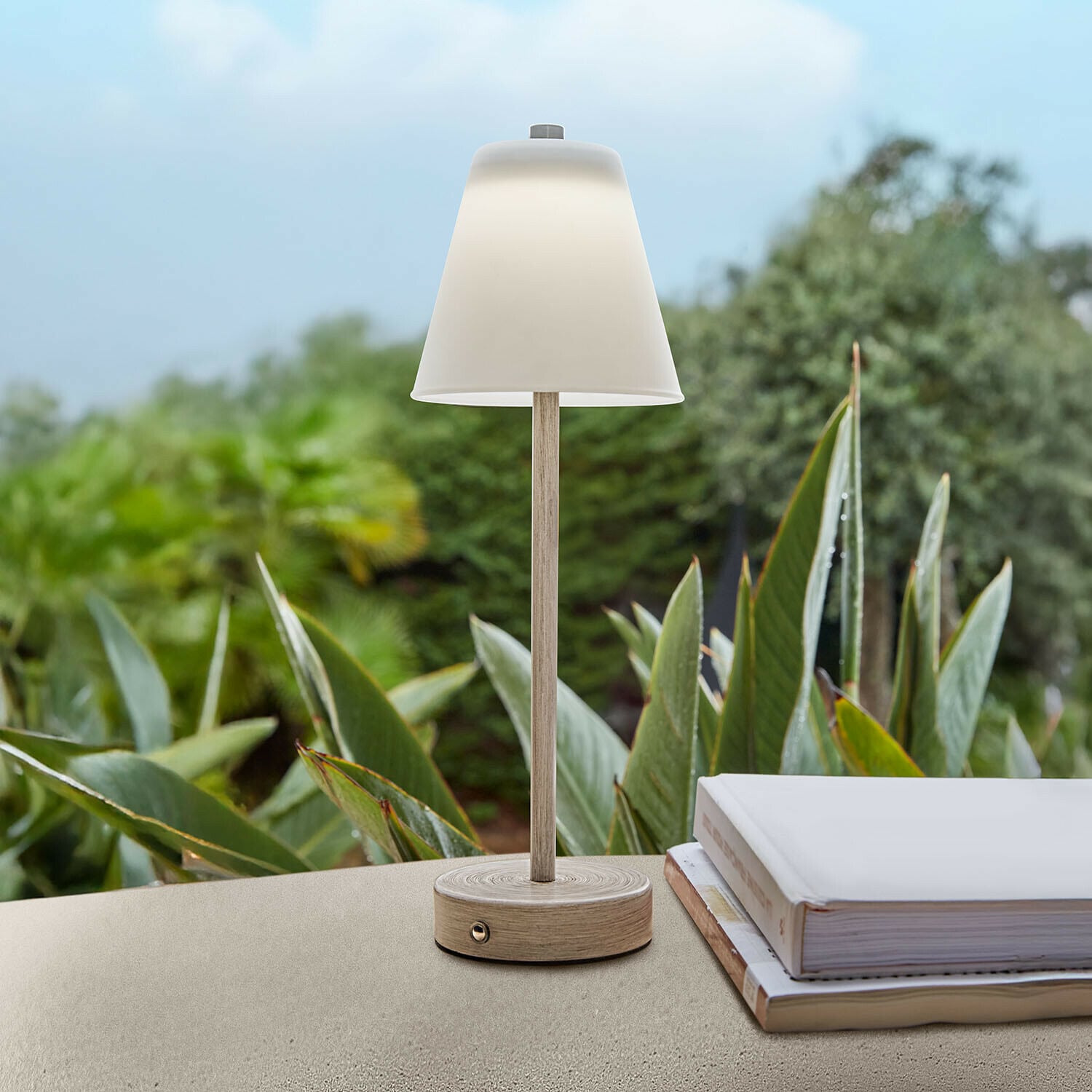 Lampa stołowa do ponownego ładowania Melari Lampka stołowa z jasnego drewna z białym abażurem, idealna do czytania i dekoracji wnętrz