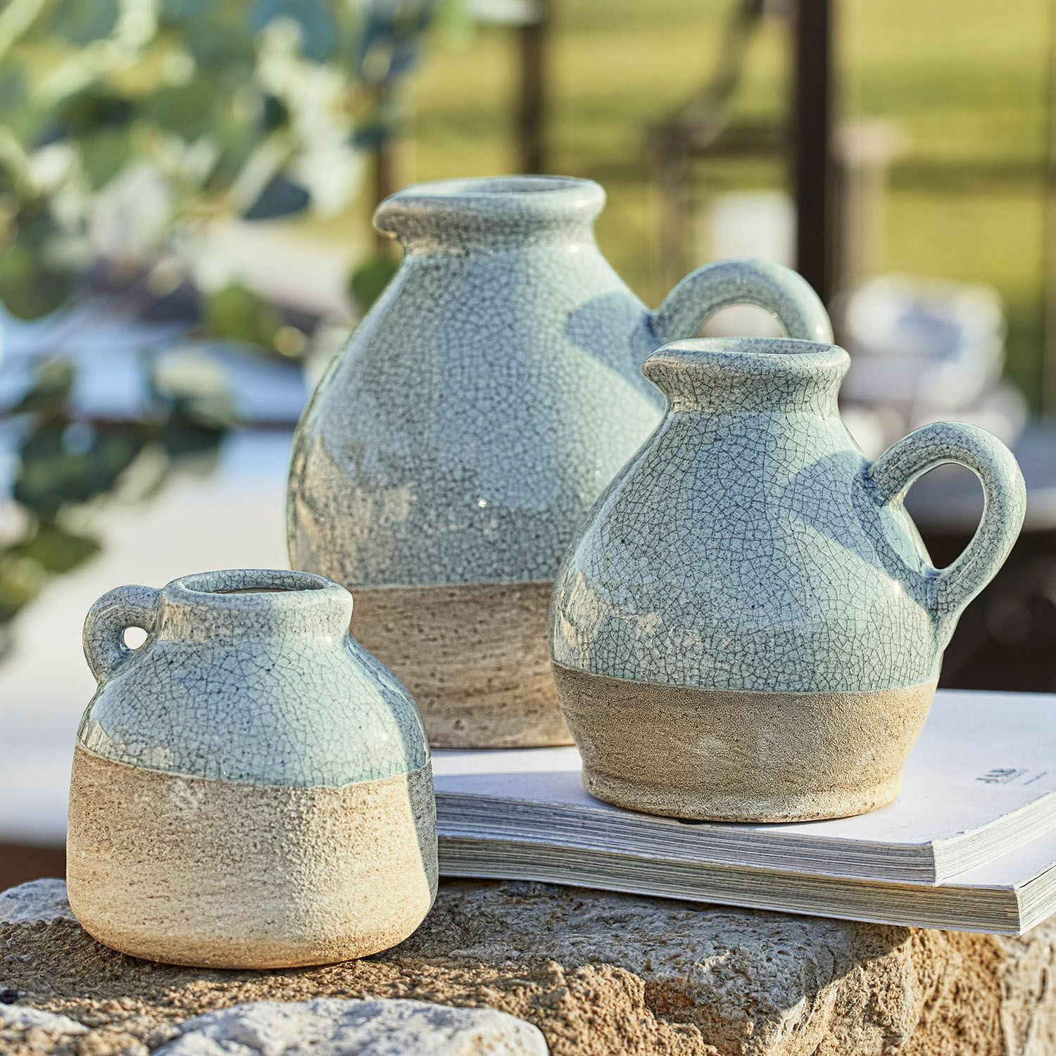 Wazon, zestaw 3 szt. Lezíria Zestaw trzech ceramicznych wazonów w kolorze niebiesko-beżowym z teksturą pęknięć, dekoracja stołu