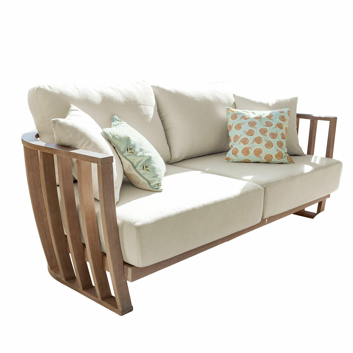 Sofa FSC®-100% Vézère Sofa z jasnobeżową tapicerką i drewnianymi bokami, ozdobione poduszkami z wzorem muszli
