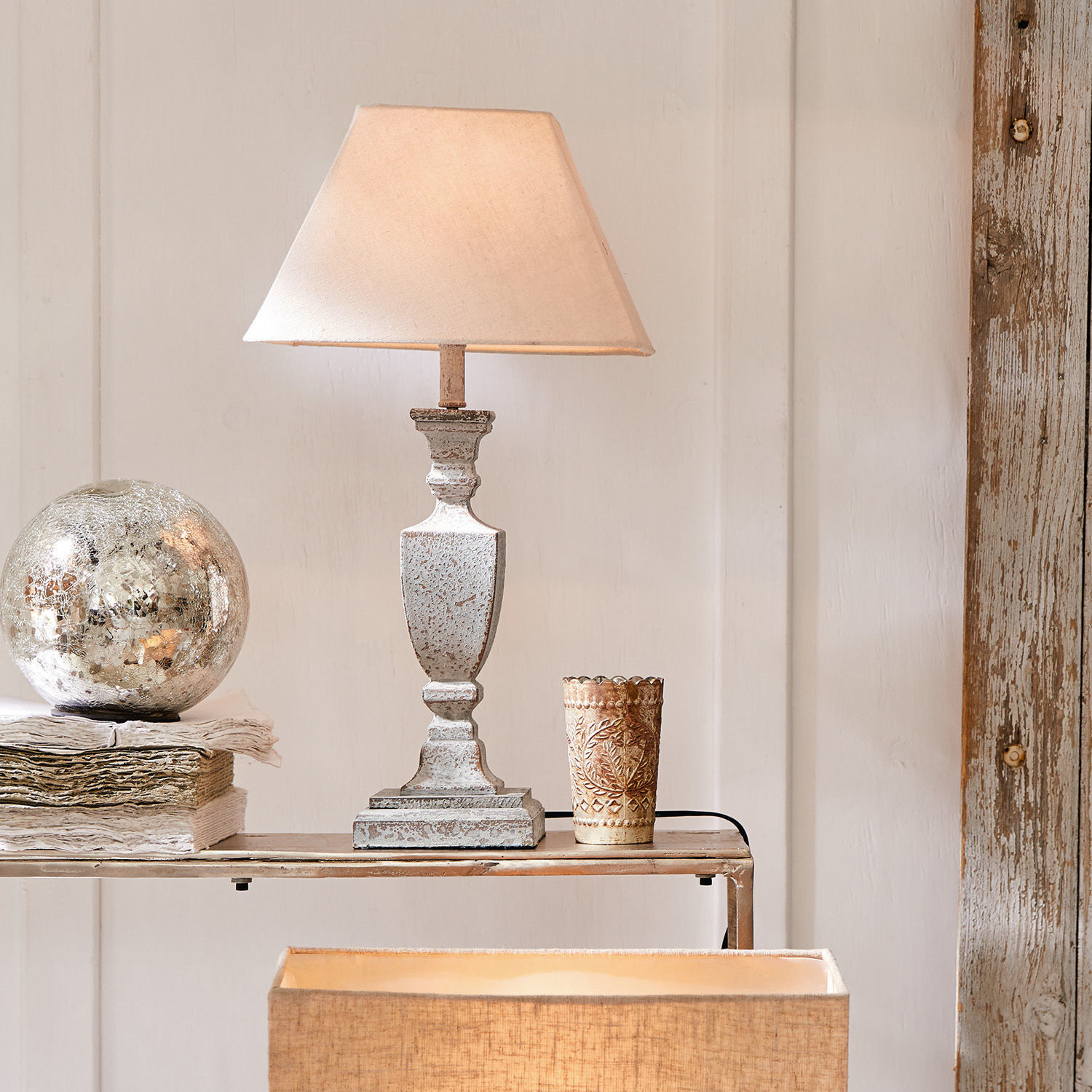 Lampa stołowa Gorham Lampka stołowa z białego metalu z beżowym abażurem w stylu vintage do dekoracji wnętrz