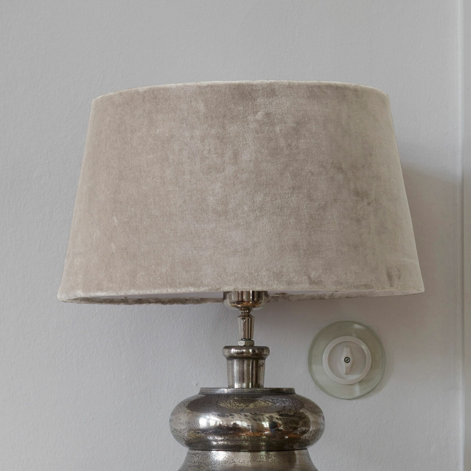 Klosz do lampy Anfor Lampa stołowa z metalową podstawą i beżowym welurowym abażurem do salonu