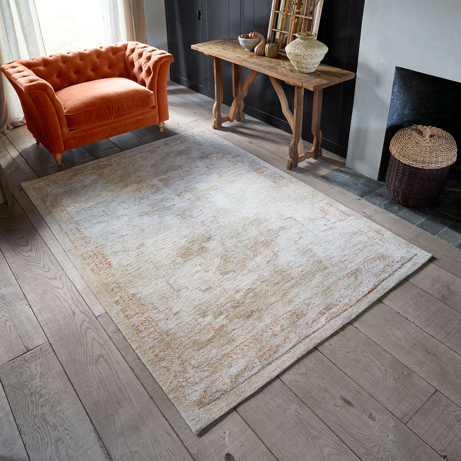 Dywan Soravitto Jasny dywan z delikatnym wzorem w beżowych i pomarańczowych odcieniach na drewnianej podłodze