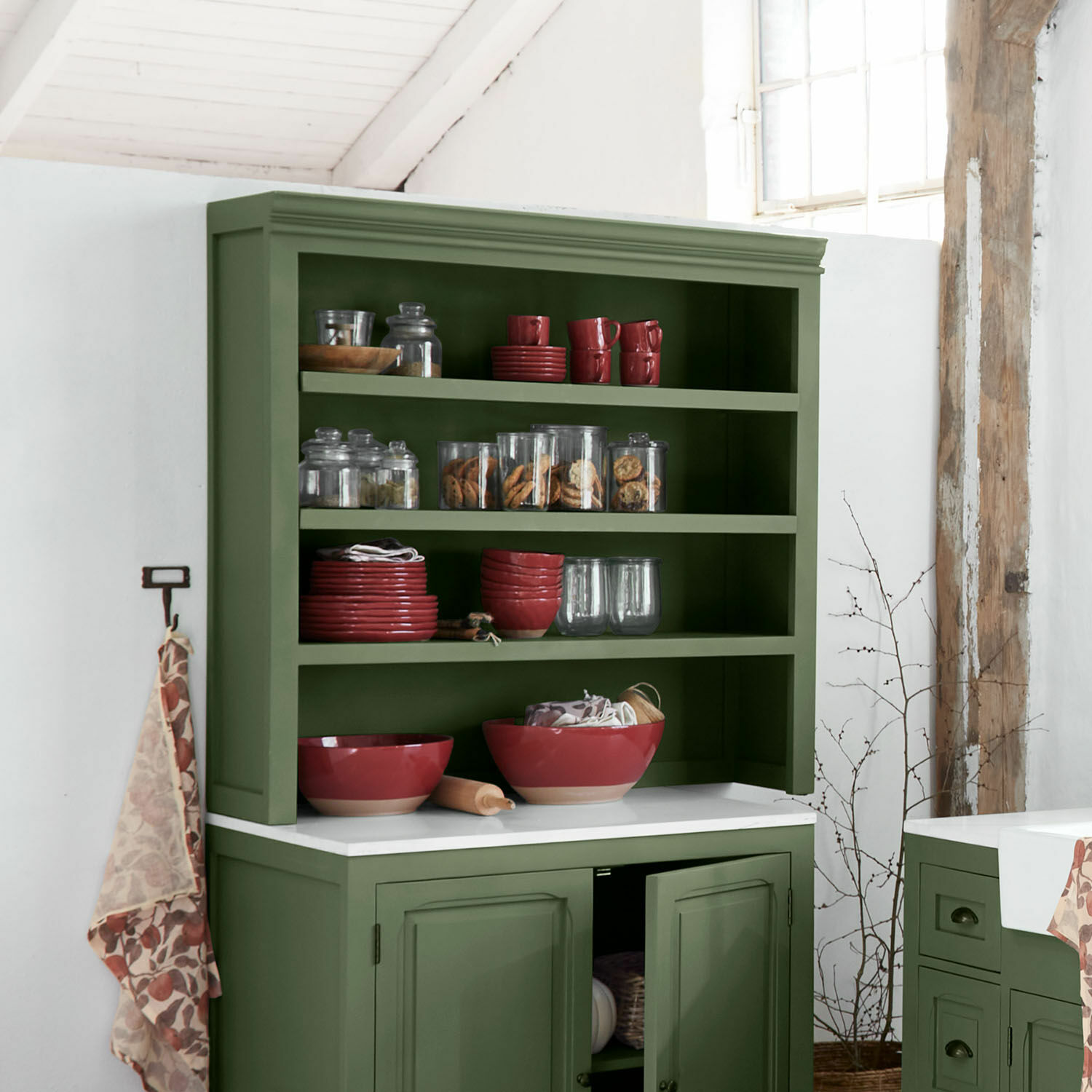 Górna szafka kuchenna Lansbury Zielona drewniana szafka kuchenna z czerwonymi ceramicznymi miskami i szklanymi pojemnikami na ciastka