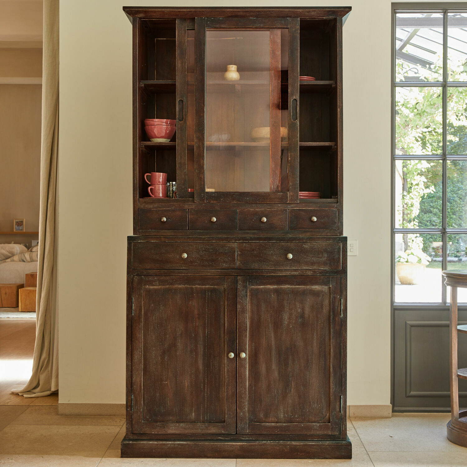 Rustykalna drewniana szafka z przeszklonymi drzwiami i szufladami w ciemnym brązie do salonu