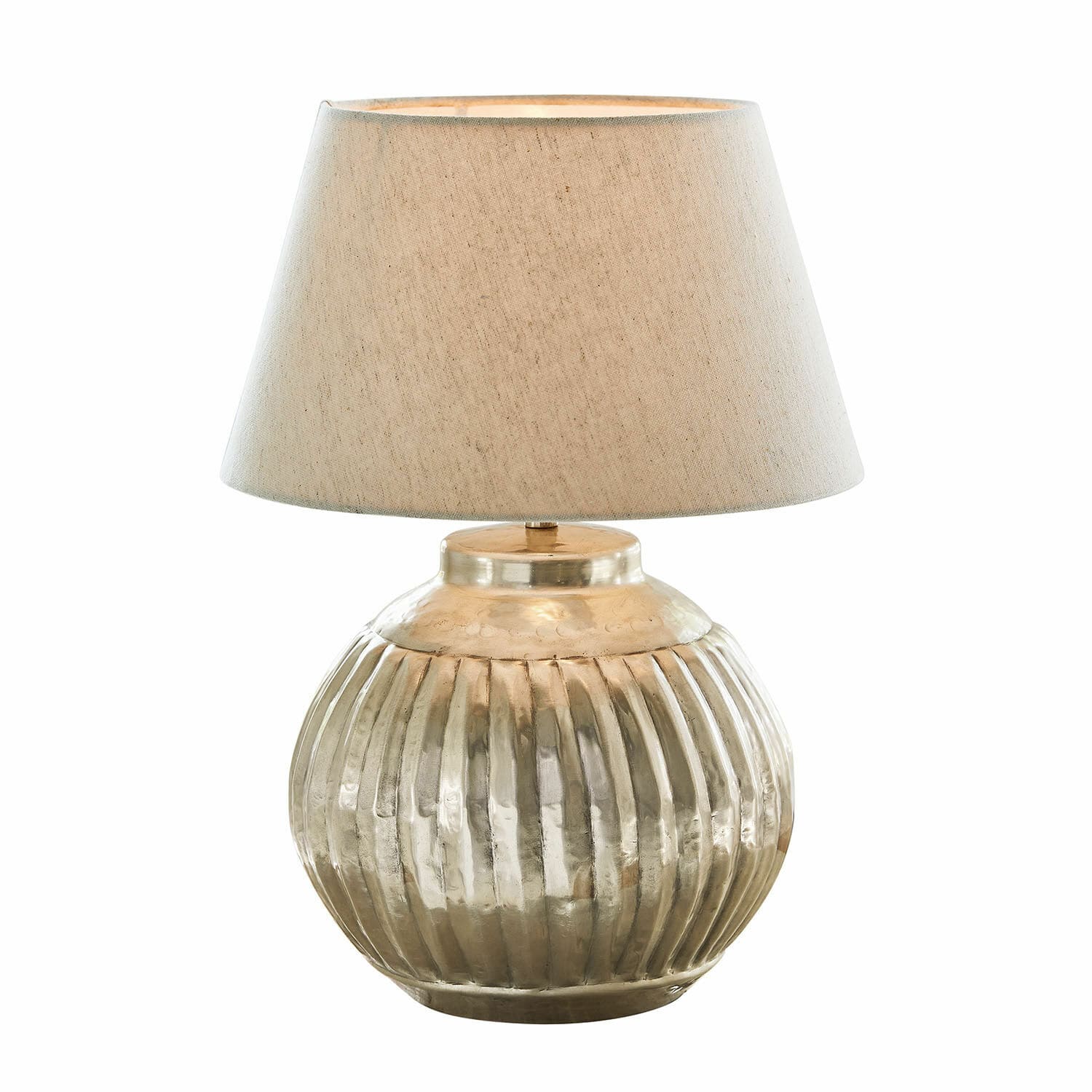 Lampa stołowa Lillemor Lampka stołowa z metalową, żłobioną podstawą w kolorze złotym i beżowym abażurem