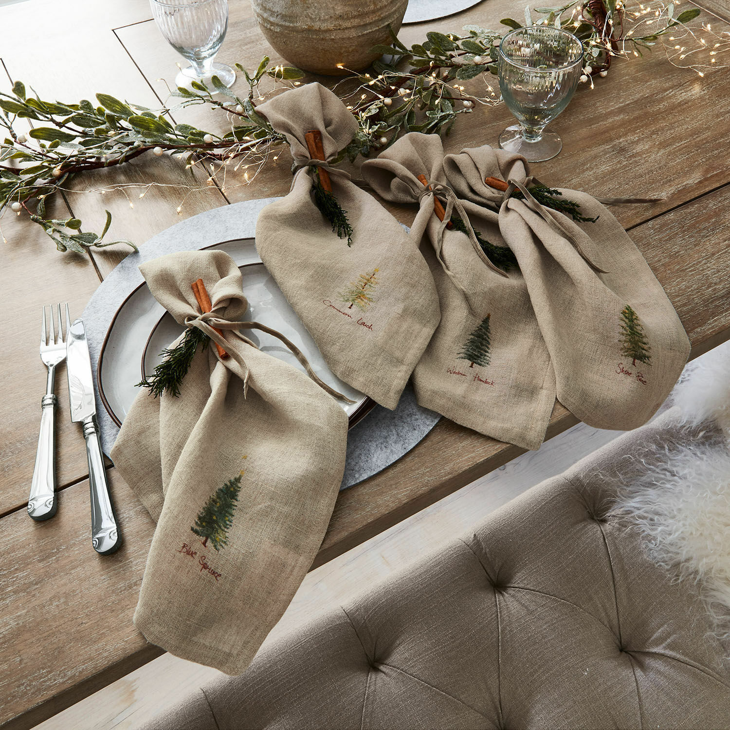 Serwetka, zestaw 4 szt. Jarrier Lniane beżowe serwetki z nadrukiem drzew i ozdobą z cynamonu na rustykalnym stole