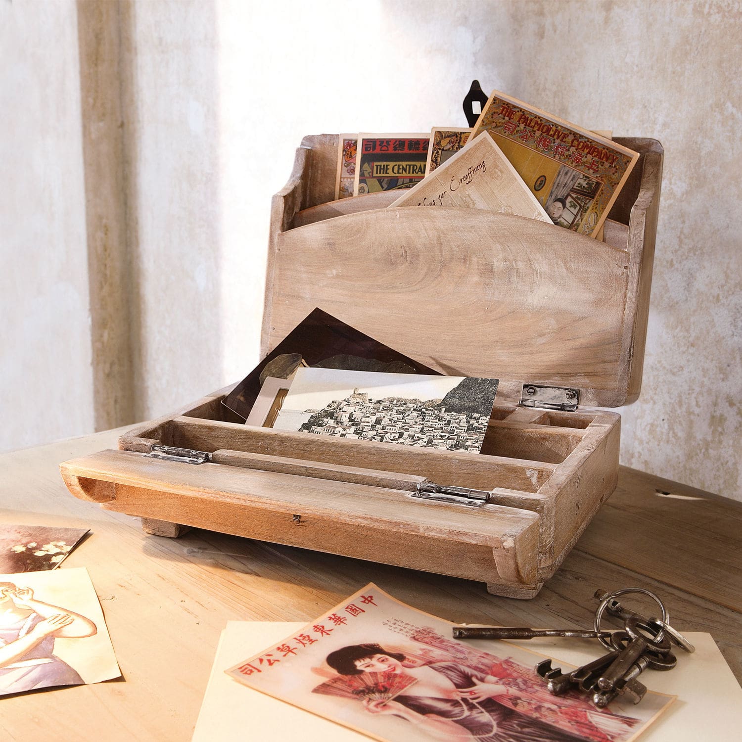 Sekretarzyk przenośny Didier Drewniane pudełko na listy z przegrodami i starymi pocztówkami na drewnianym stole