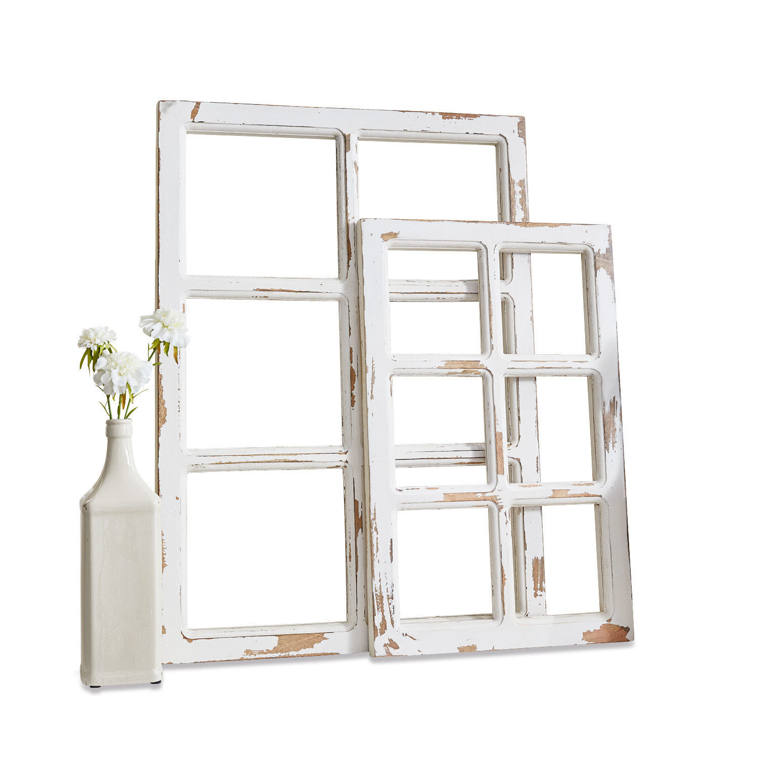 Dekoracyjne okno, zestaw 2 szt. Mael Coluim Drewniane białe ramy okienne z postarzaną powierzchnią i wazon z białymi kwiatami do dekoracji wnętrz