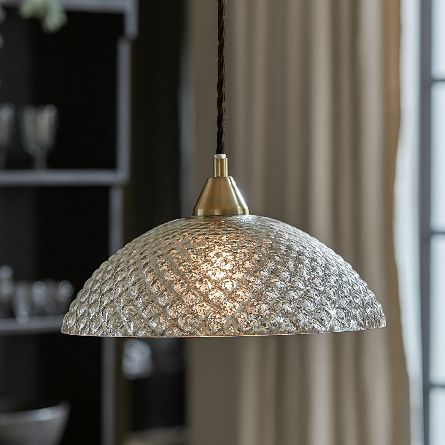 Lampa wisząca Lawndale Szklana lampa wisząca z teksturowanym kloszem i mosiężnym uchwytem do nowoczesnych wnętrz