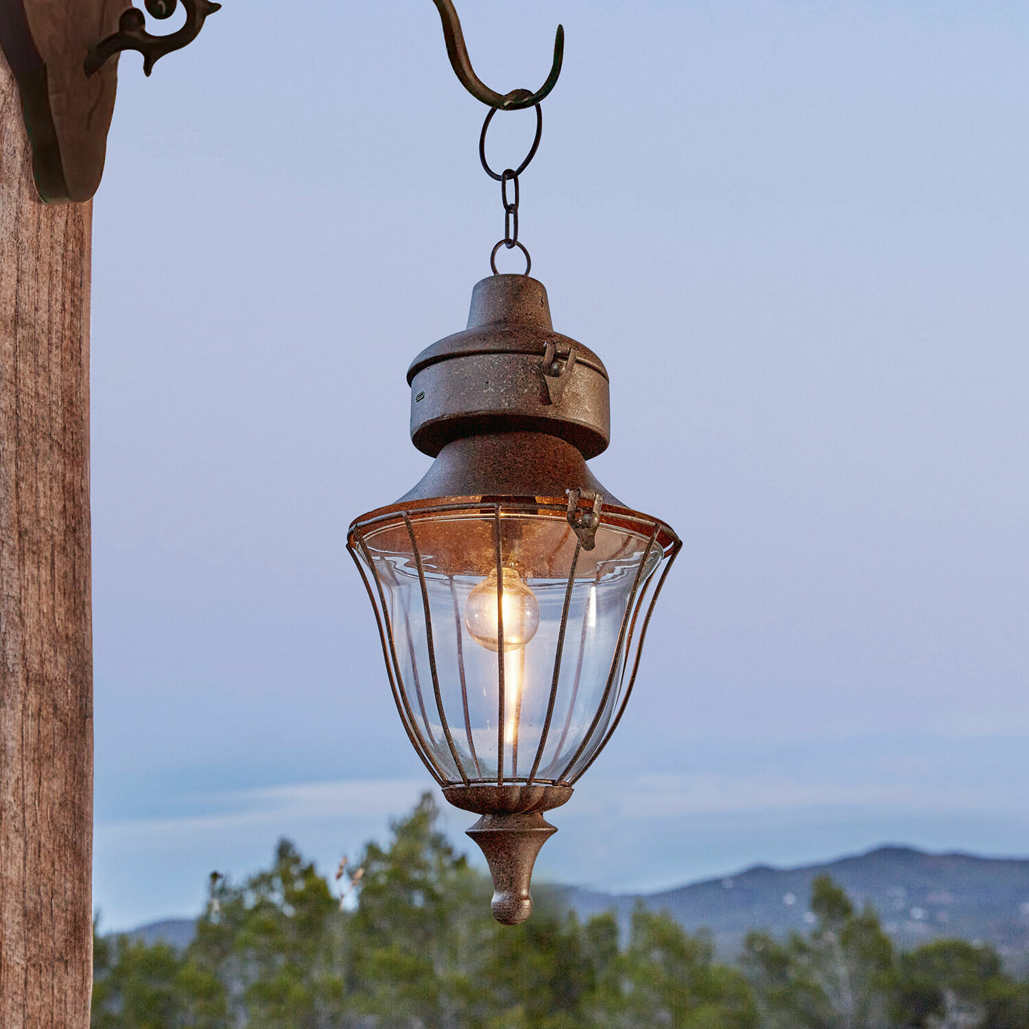 Lampion LED z możliwością ładowania Gambier Zewnętrzna lampa wisząca z metalu w kolorze rdzy z przezroczystym kloszem i żarówką LED