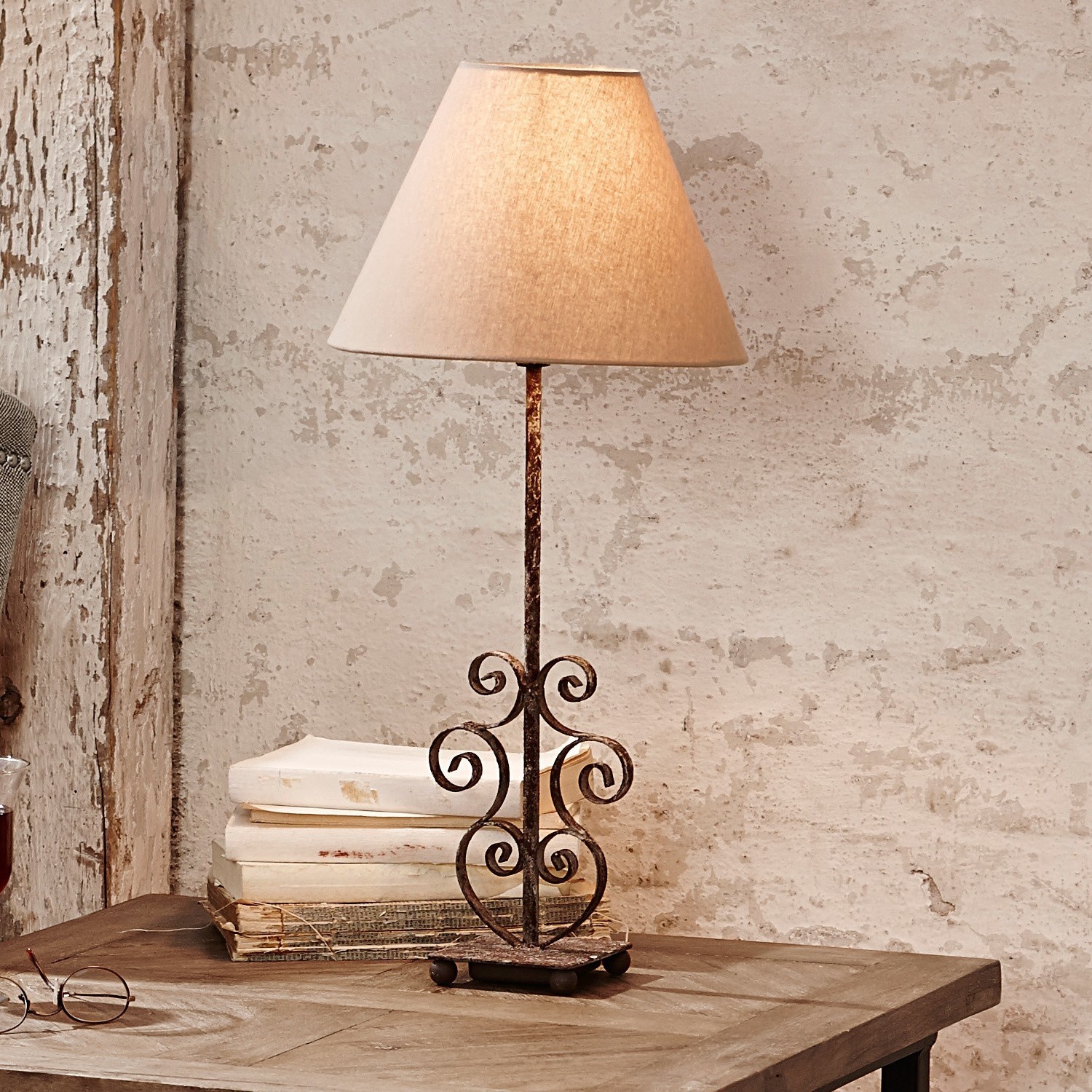 Lampa stołowa Clamart Lampka stołowa z metalową, rustykalną podstawą i beżowym abażurem na drewnianym stole
