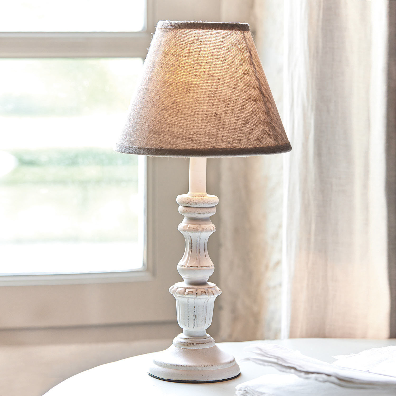 Lampa stołowa Créteil Biała lampka stołowa z materiałowym beżowym abażurem, dekoracyjna lampa do salonu lub sypialni