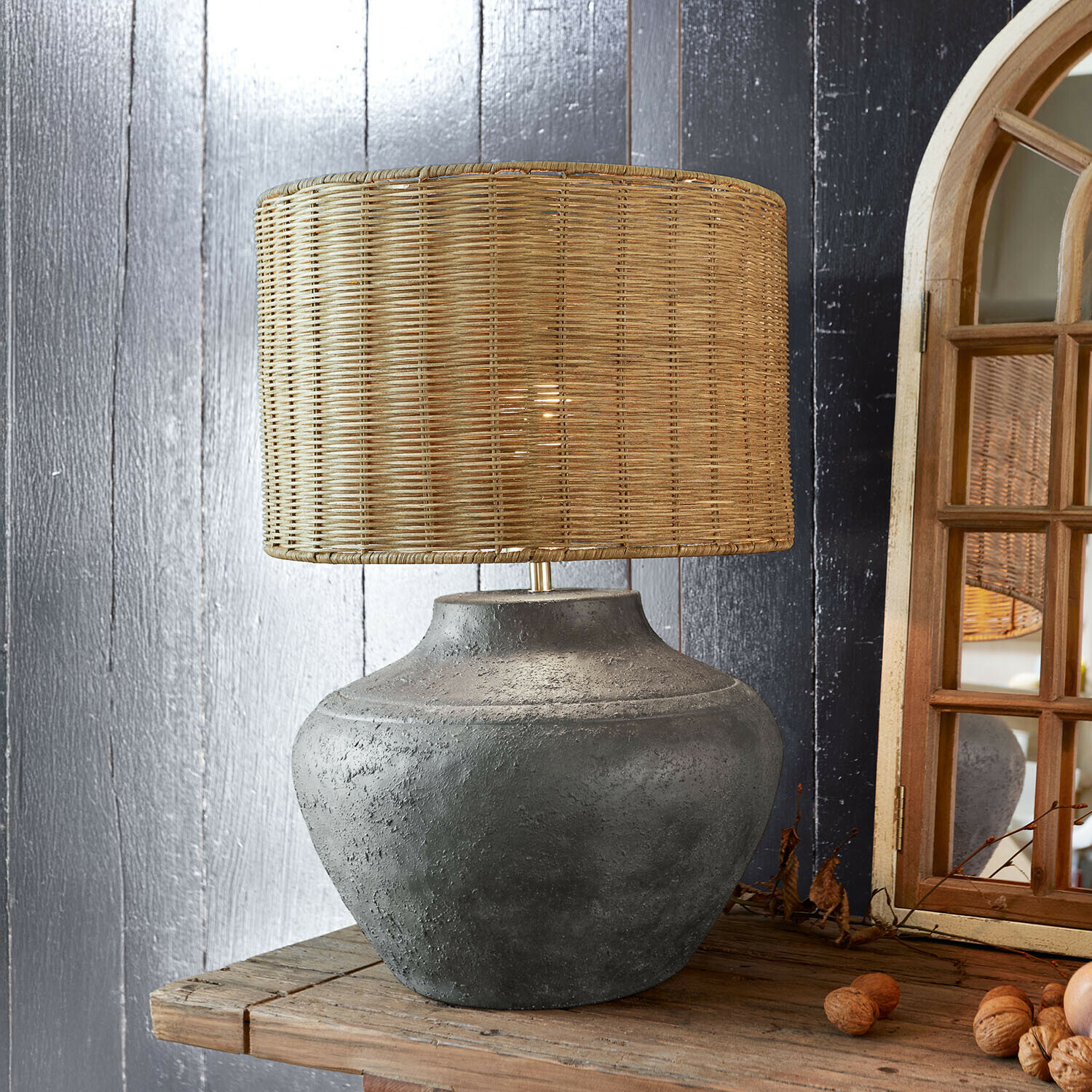 Lampa stołowa Mirodella Lampka stołowa z betonową podstawą i naturalnym wiklinowym abażurem w stylu rustykalnym