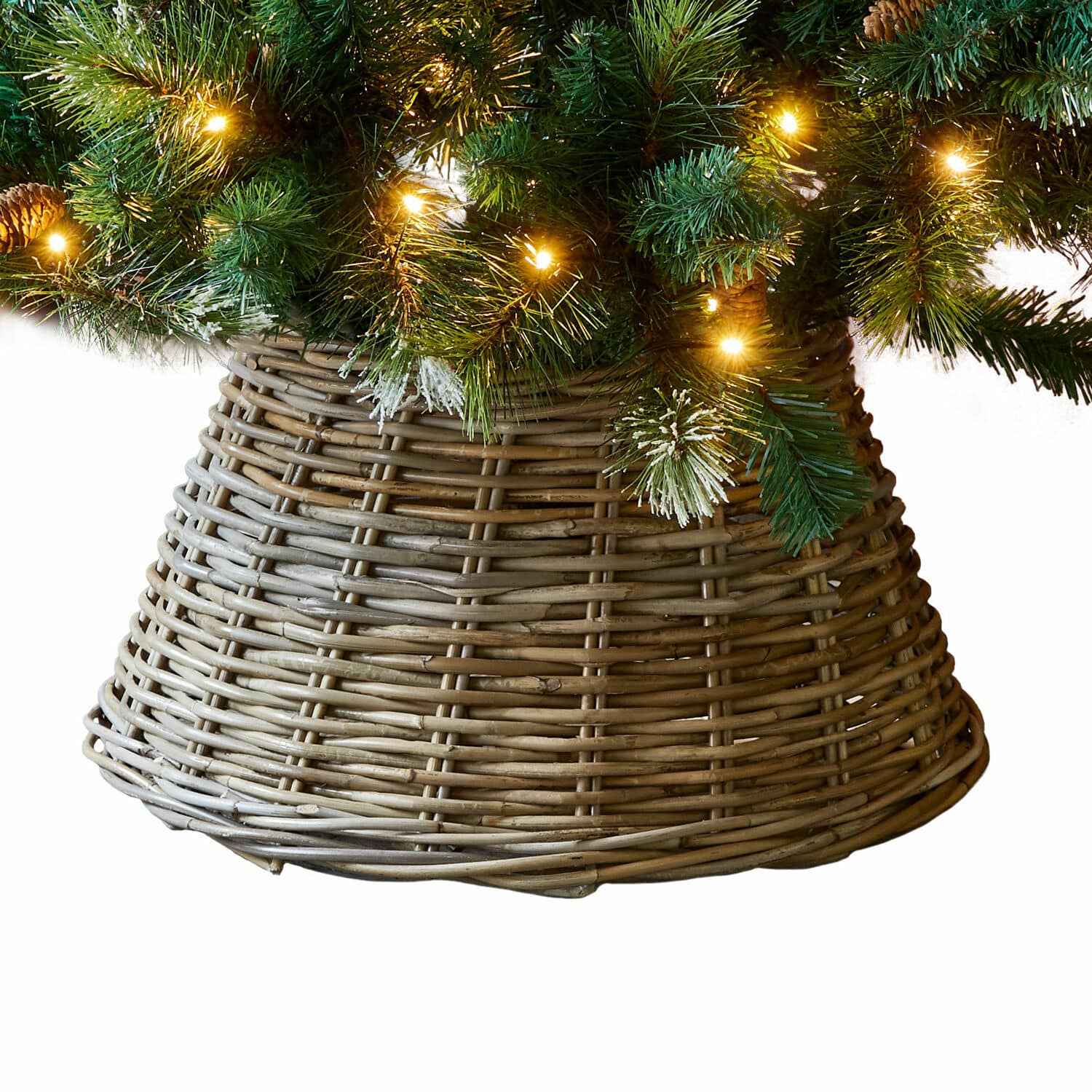 Naturalny wiklinowy stojak na choinkę z zielonymi gałązkami i światełkami LED