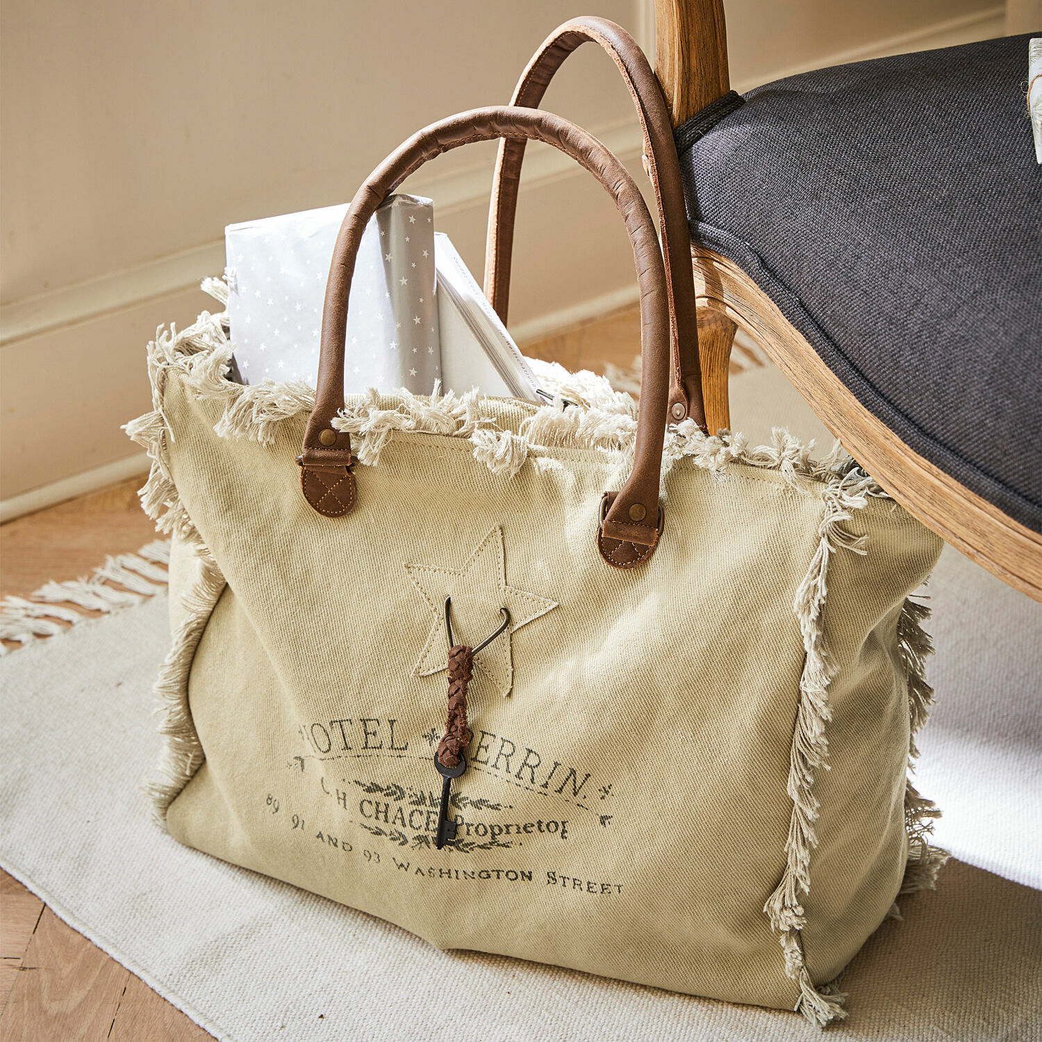Torba Elora Beżowa torba z bawełny z frędzlami i brązowymi uchwytami, styl vintage, torba na zakupy