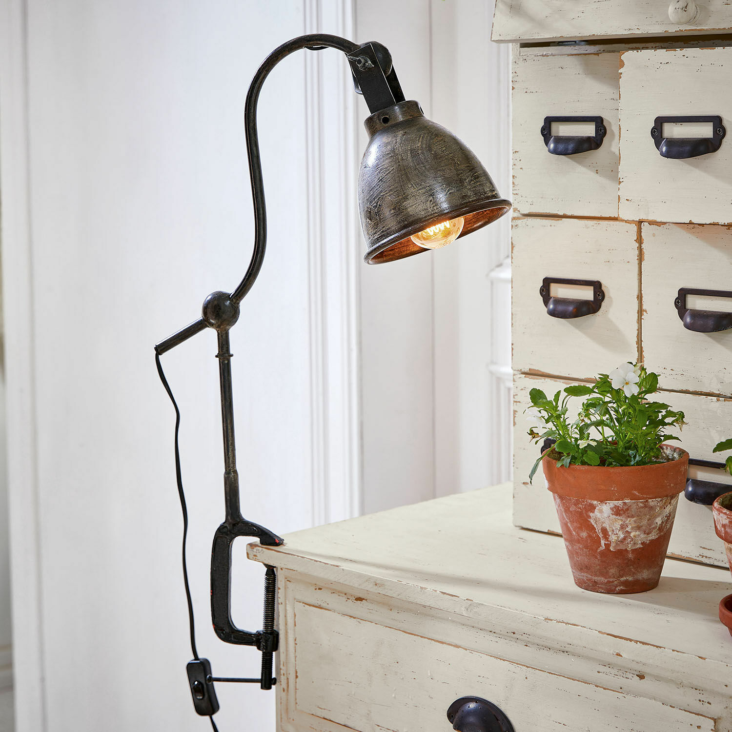 Lampa z zaciskiem Parkville Metalowa lampka z zaciskiem w czarnym kolorze, idealna do biurka lub stołu, styl industrialny