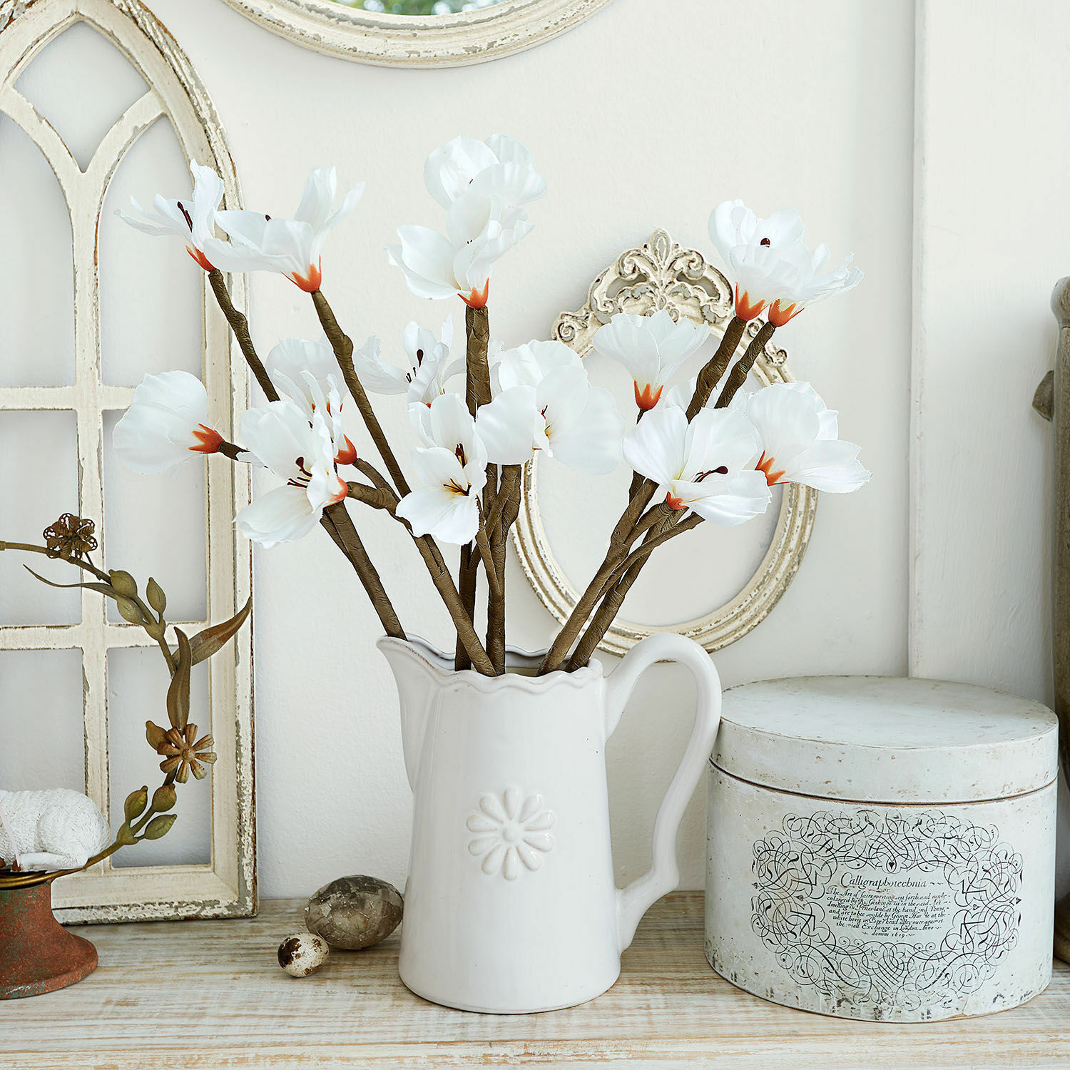 Dekoracja kwiatowa, zestaw 6 szt. Xivale Biały ceramiczny dzbanek z dekoracyjnymi kwiatami z materiału na drewnianym stole w stylu vintage