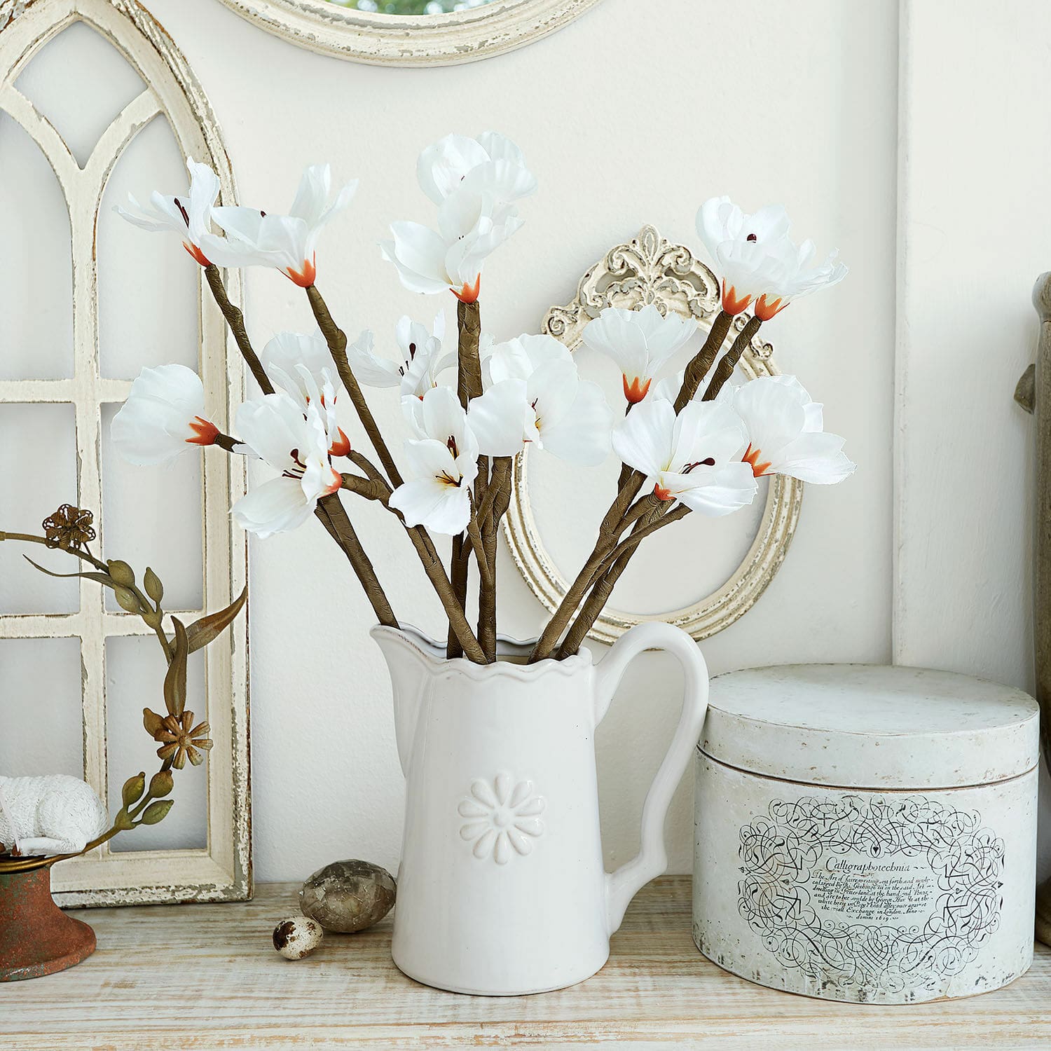 Dekoracja kwiatowa, zestaw 6 szt. Xivale Biały ceramiczny dzbanek z dekoracyjnymi kwiatami z materiału na drewnianym stole w stylu vintage
