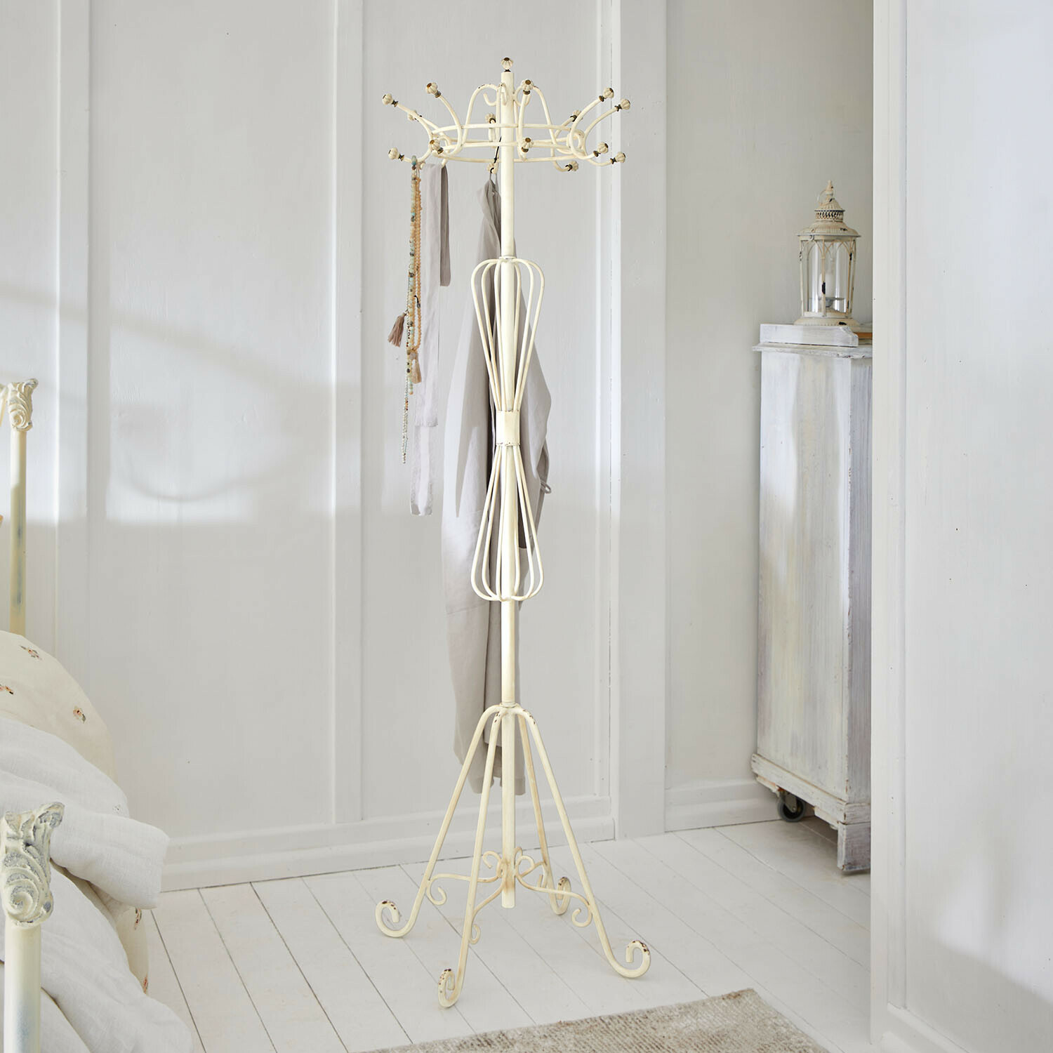Wieszak na ubrania Whitlowe Metalowy stojak na ubrania w kremowym kolorze z ozdobnymi haczykami do przedpokoju