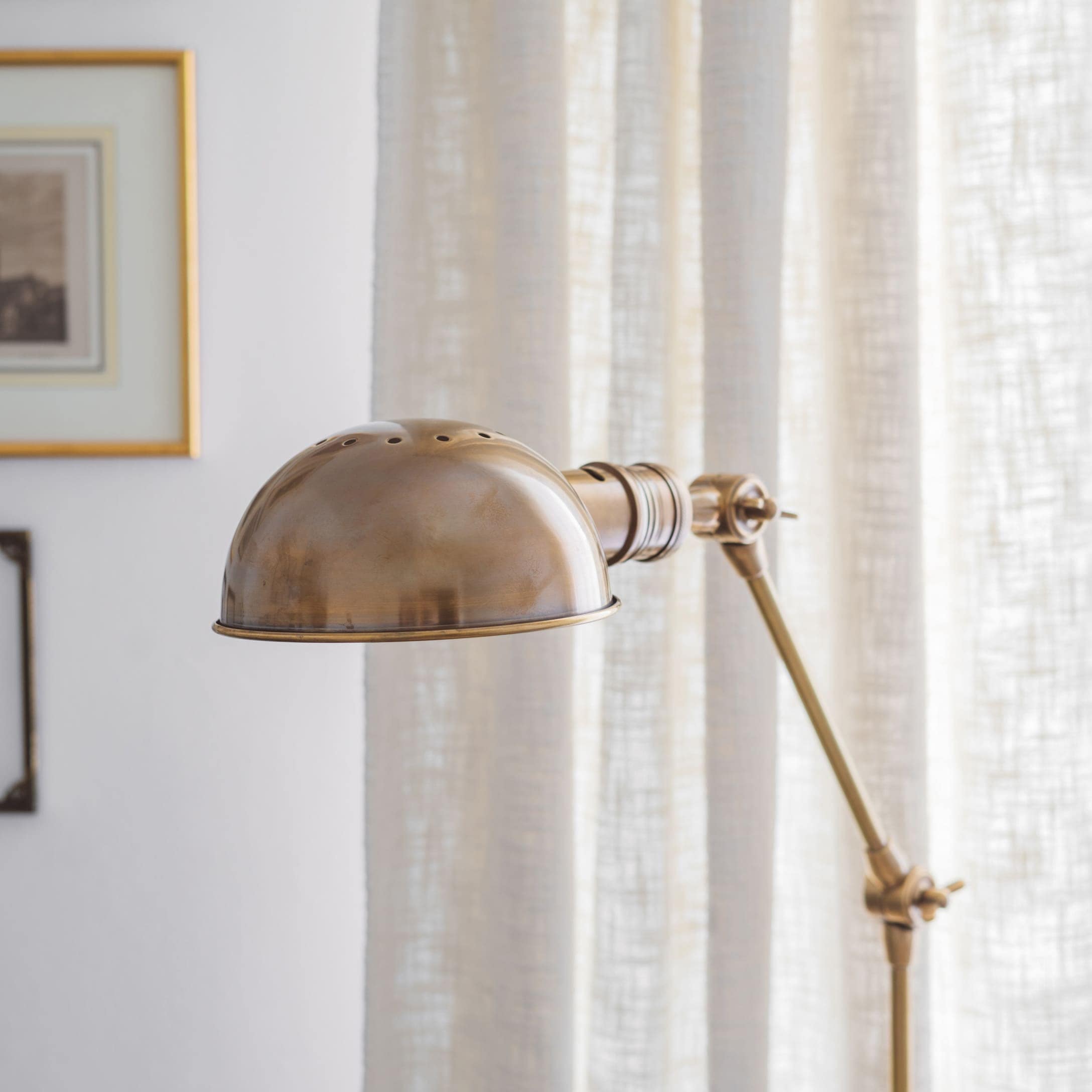 Regulowana lampa stojąca z mosiądzu w kolorze starego złota do oświetlenia wnętrz