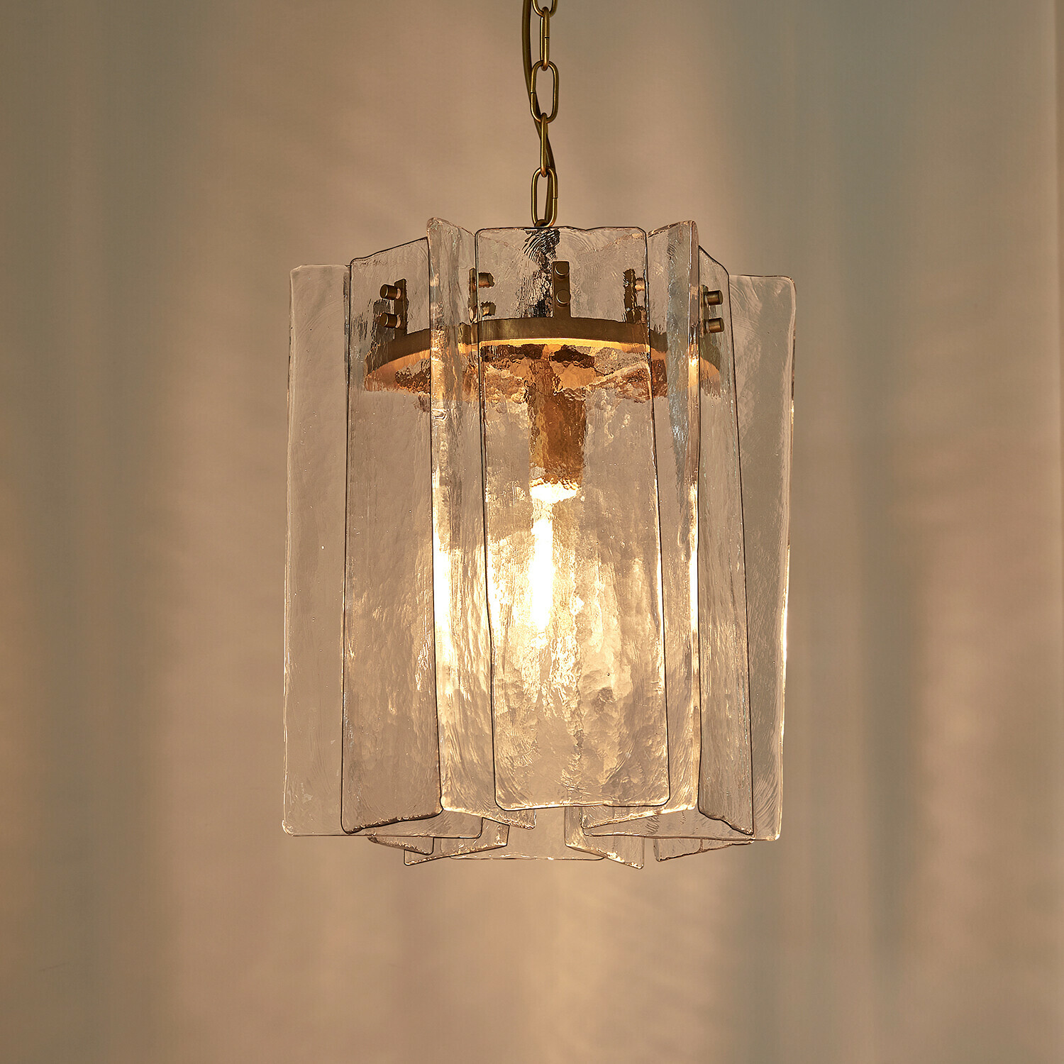 Żyrandol Loravia Wisząca lampa z przezroczystego szkła i metalu w kolorze mosiądzu, nowoczesne oświetlenie wnętrz
