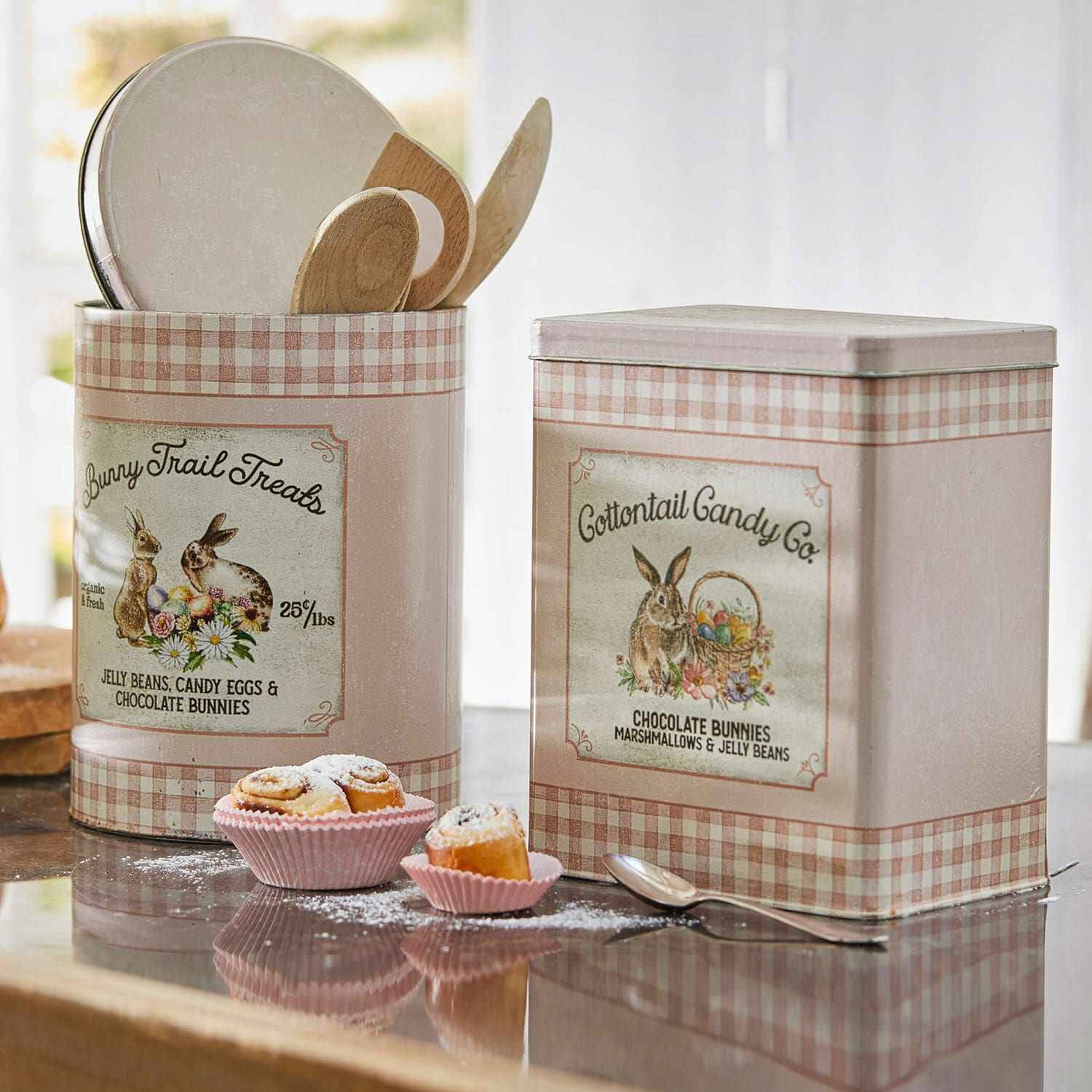 Pojemnik, zestaw 2 szt. Cottontail Metalowe pojemniki kuchenne w pastelowym różowym kolorze z motywem królików i kratką, vintage