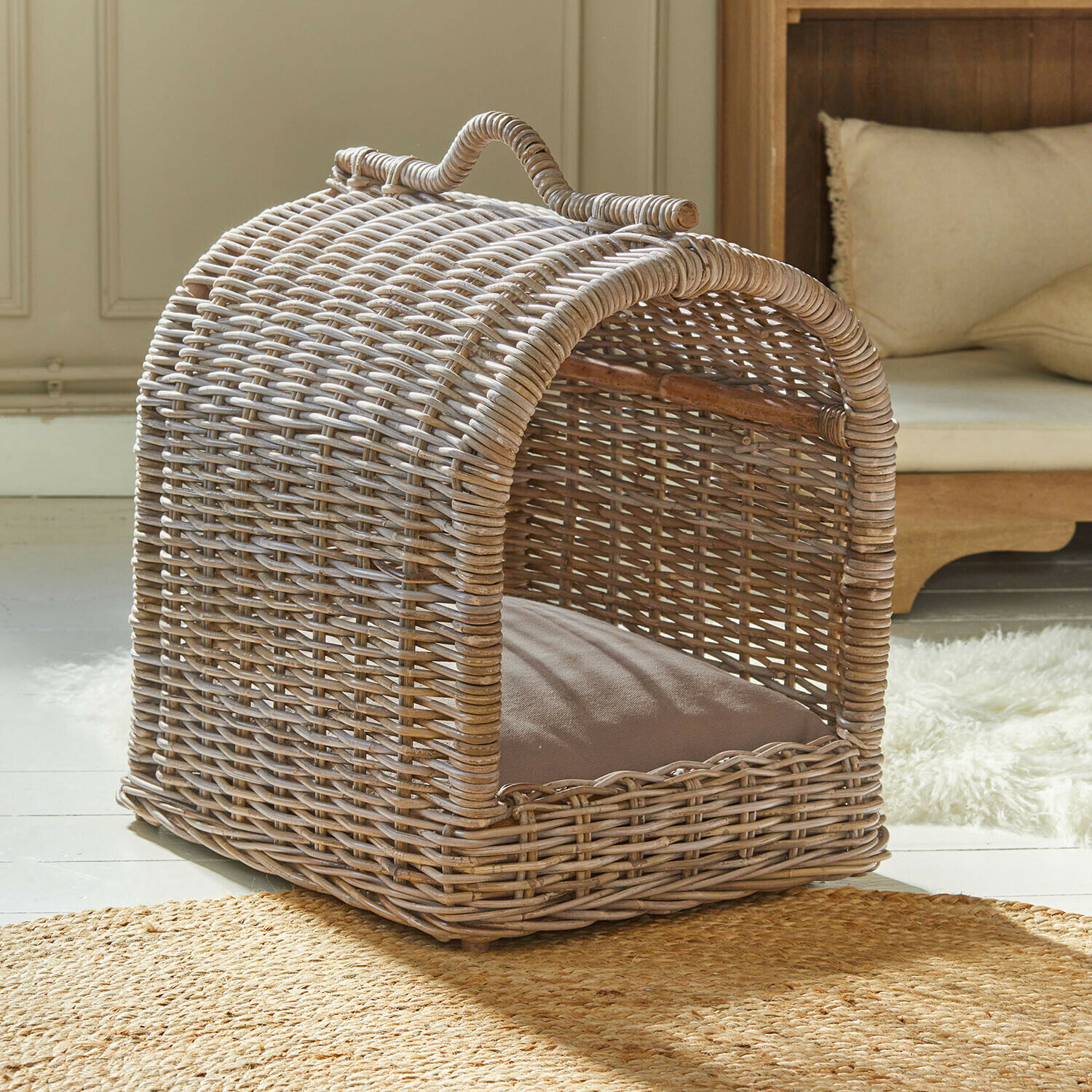 Kosz z rattanu w naturalnym kolorze z poduszką, idealny domek dla małych zwierząt do domu