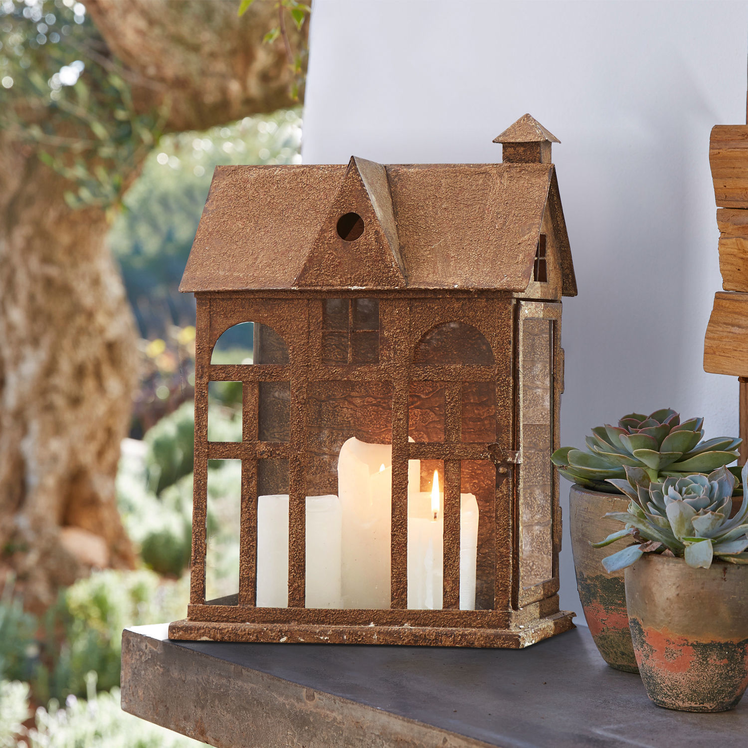 Lampion Sweet Home Metalowa latarnia w kształcie domu w kolorze rdzy z białymi świecami, dekoracja ogrodowa