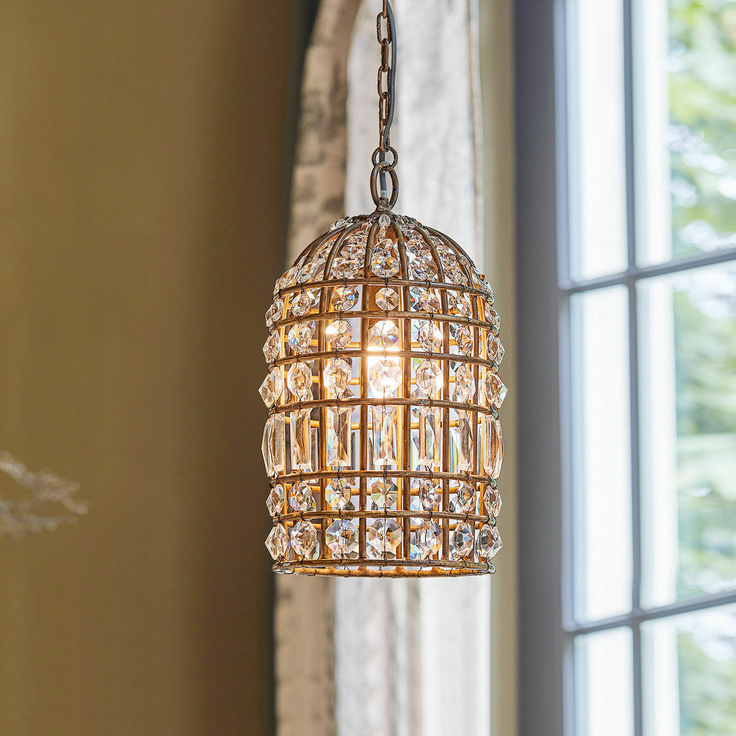 Lampa wisząca Phyllis Wisząca lampa z metalową klatką i kryształowymi ozdobami w kolorze złotym, dekoracyjna lampa sufitowa