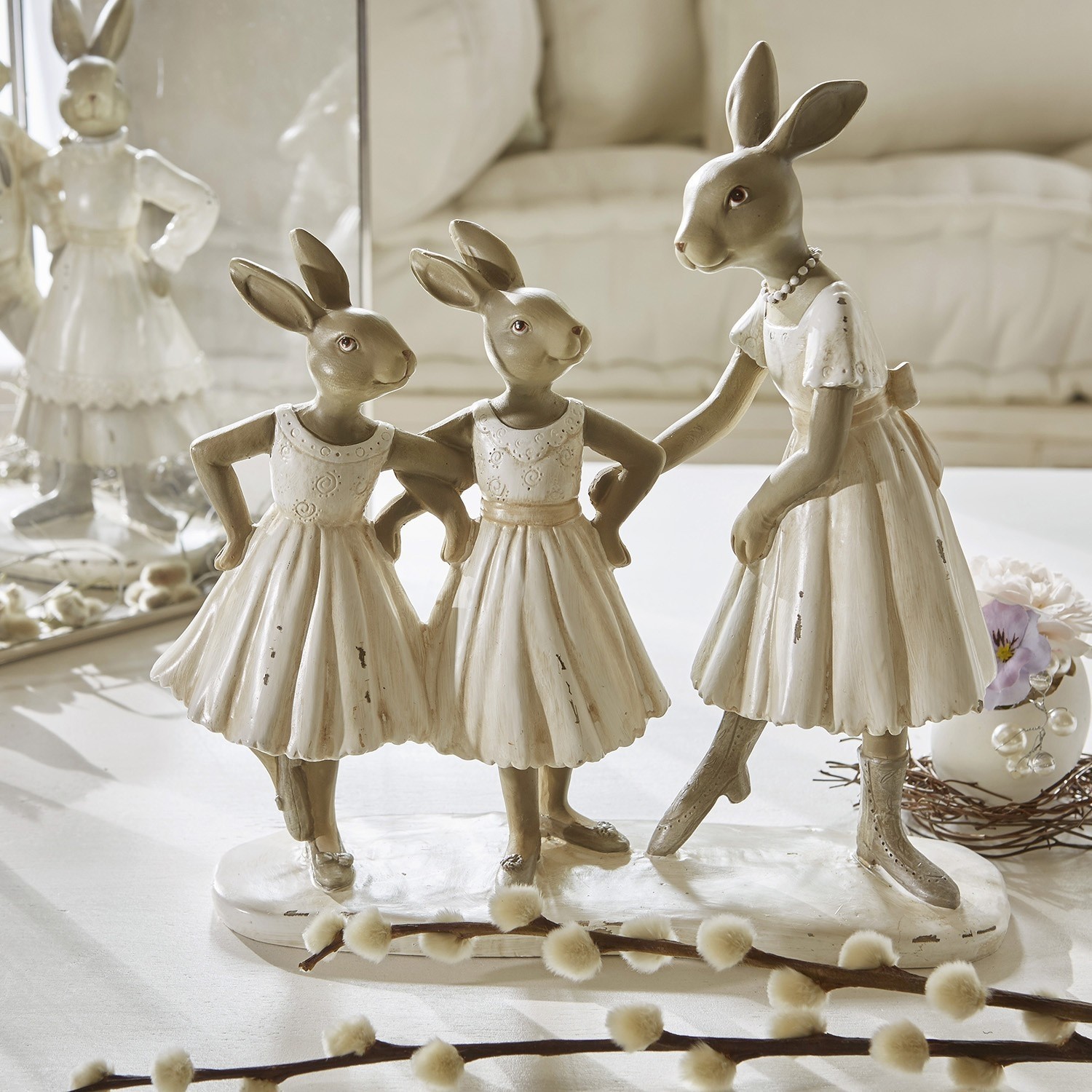 Zajączki Danseuses Figurki królików z ceramiki w kremowych sukienkach na dekorację stołu w stylu vintage