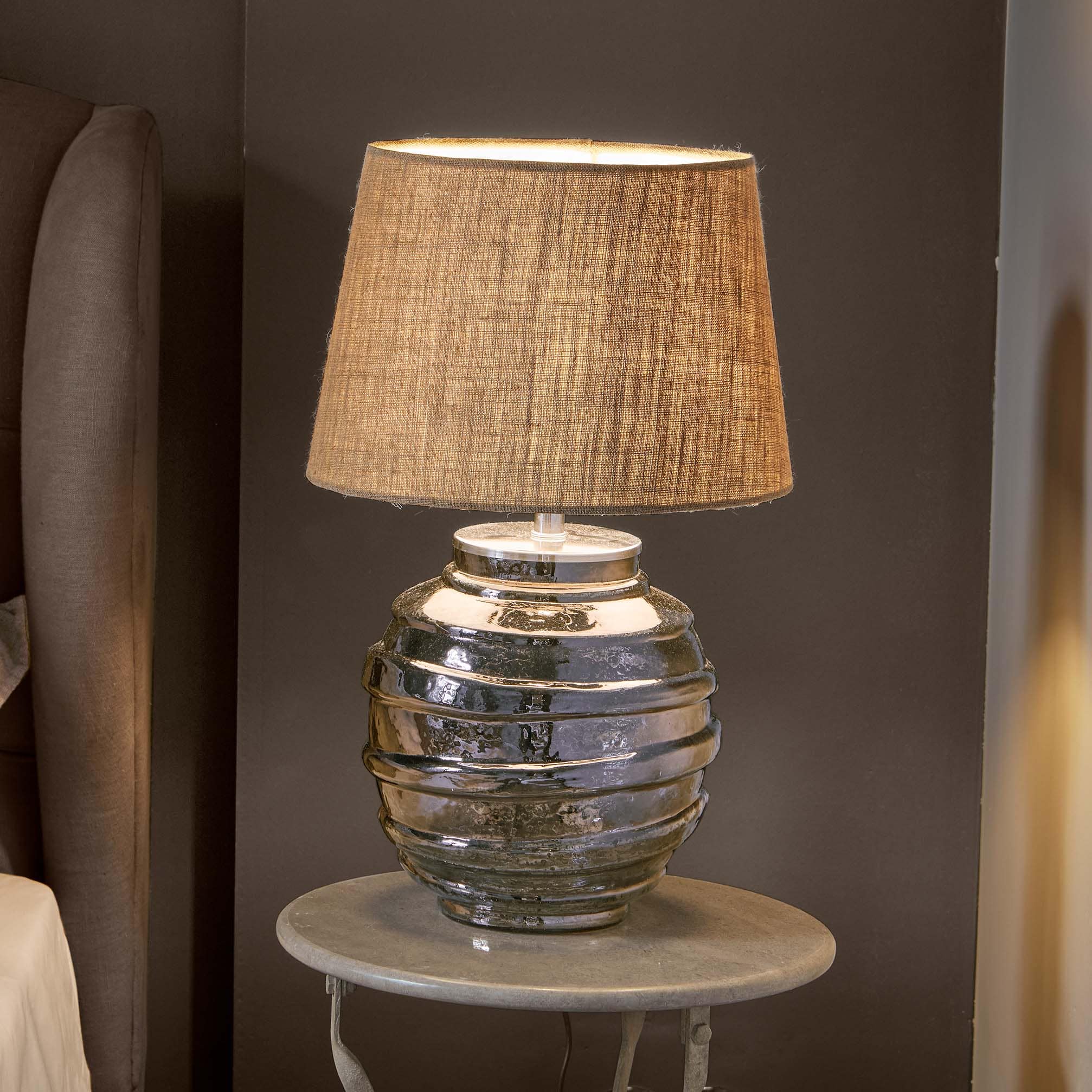 Lampka stołowa z ceramiczną, czarną podstawą i beżowym abażurem z tkaniny do salonu