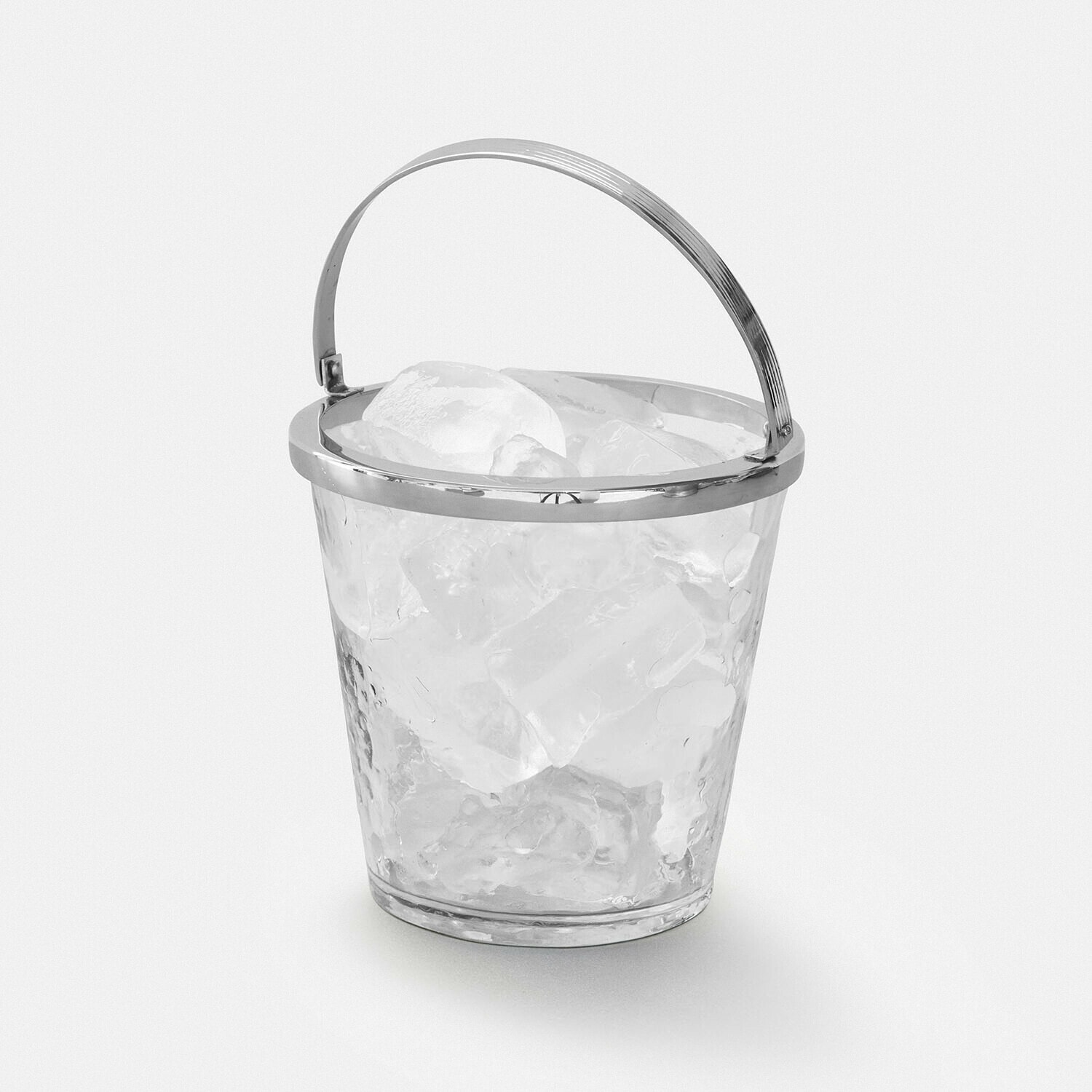 Przezroczyste wiaderko na lód z metalowym uchwytem, idealne do serwowania napojów z lodem