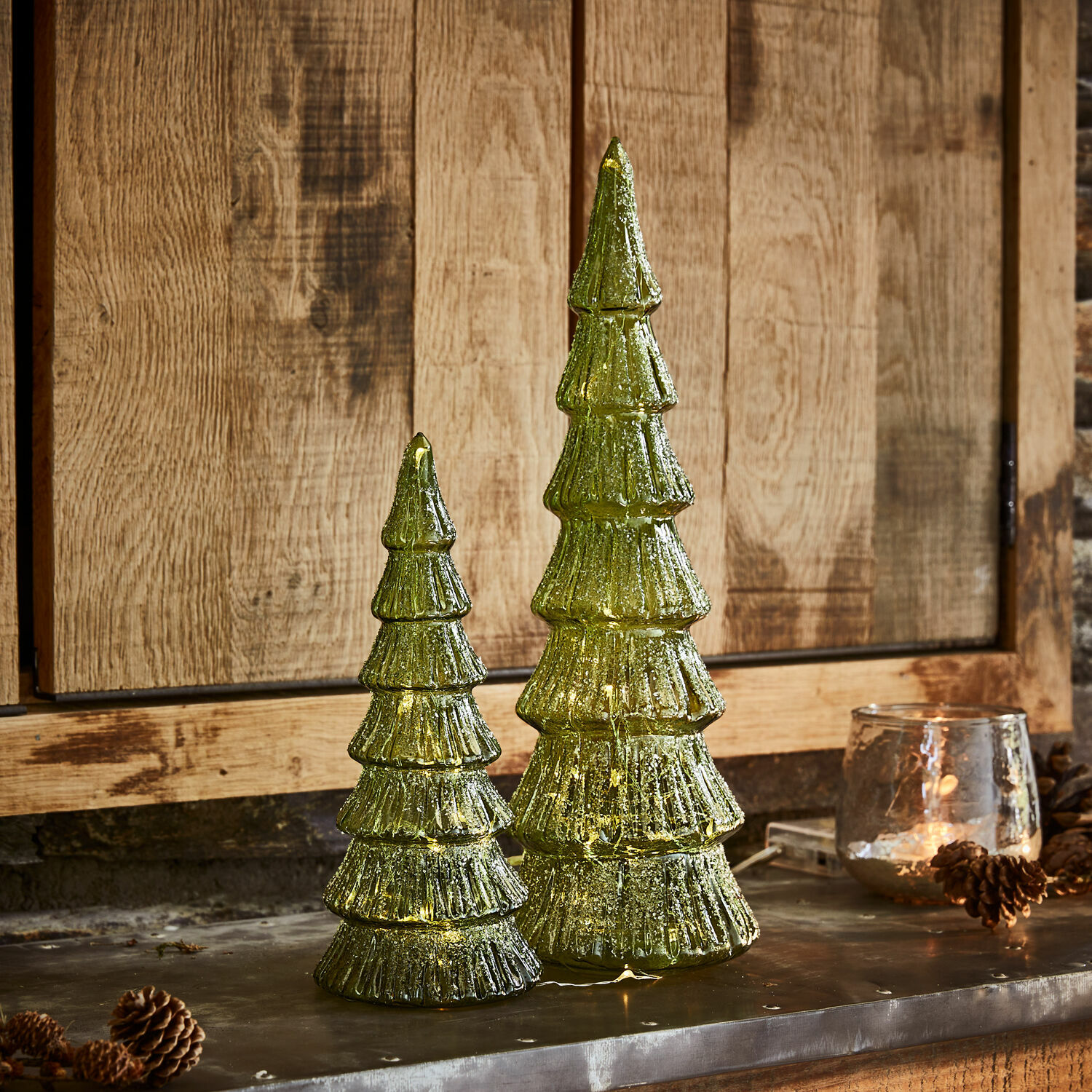 Drzewko LED, zestaw 2 szt. Merrton Dwa zielone szklane dekoracje choinkowe z oświetleniem LED na drewnianym tle, świąteczne ozdoby