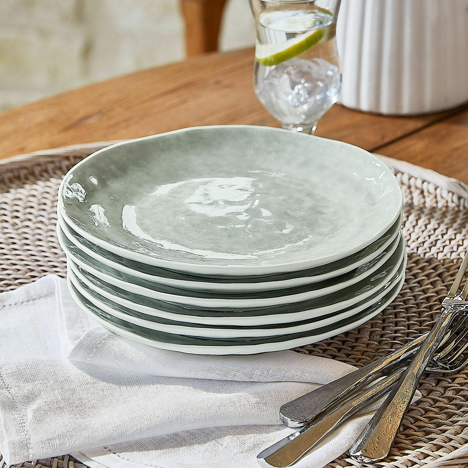 Zestaw 6 talerzy deserowych Braganza Zestaw sześciu ceramicznych talerzy w szarym kolorze na wiklinowej tacy z sztućcami