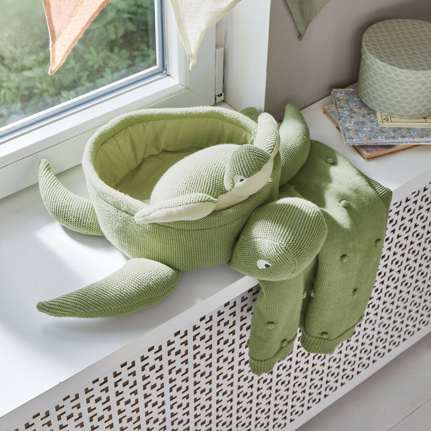 Miękka zielona dziergana poduszka w kształcie żółwia na parapecie okna, dekoracja do pokoju dziecięcego