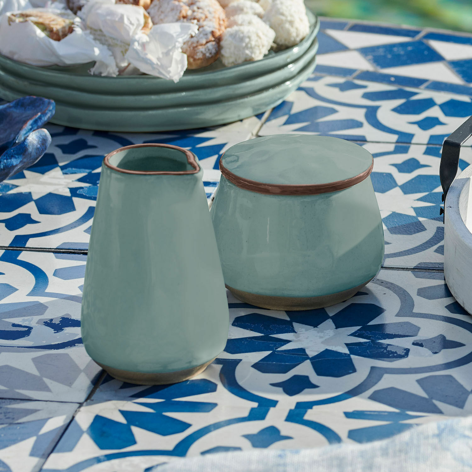 Cukiernica i mlecznik Biarré Ceramiczny dzbanek i pojemnik w zielonym kolorze na niebiesko-białym wzorzystym stole