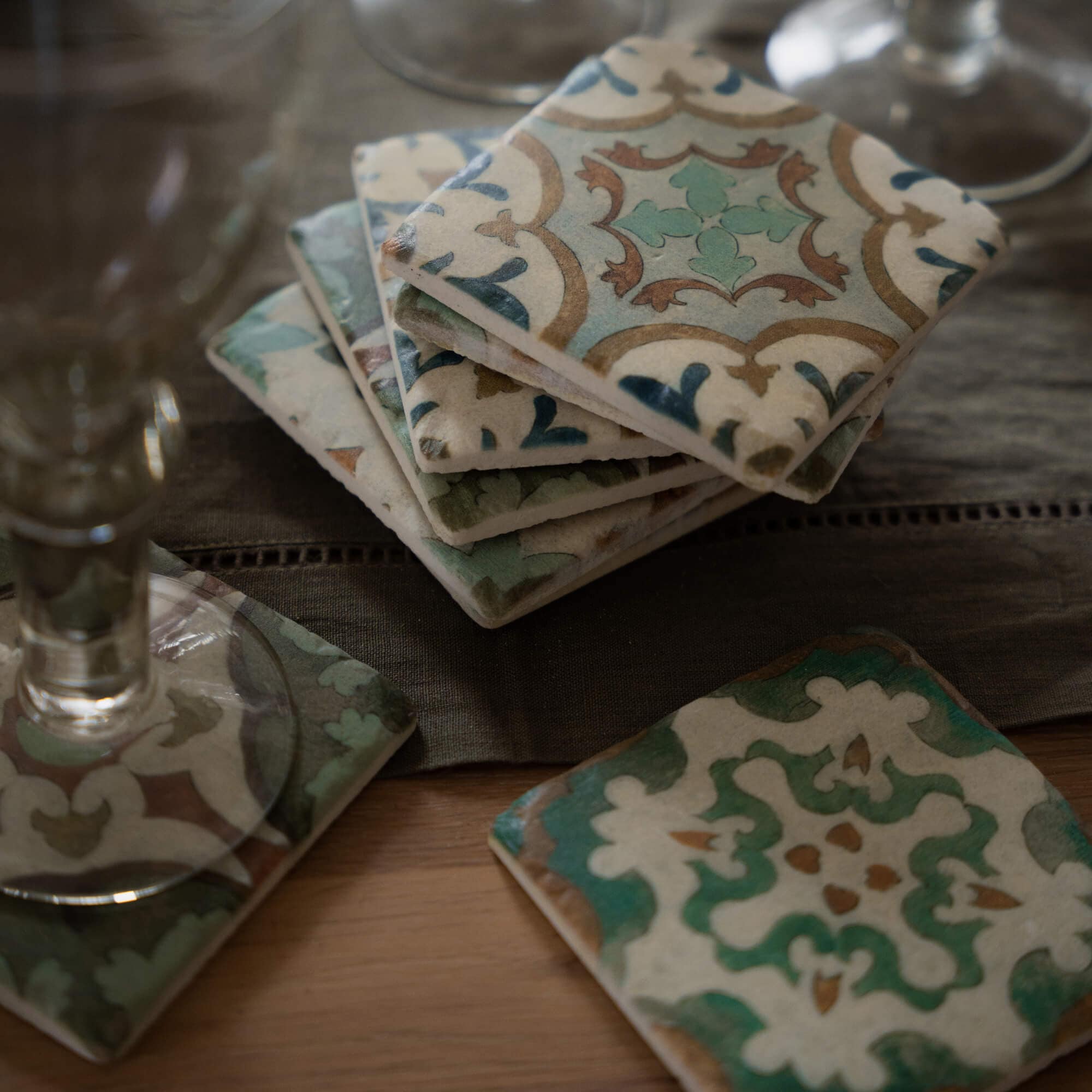 Zestaw ceramicznych podkładek z wzorem w stylu vintage w odcieniach zieleni i brązu do ochrony mebli